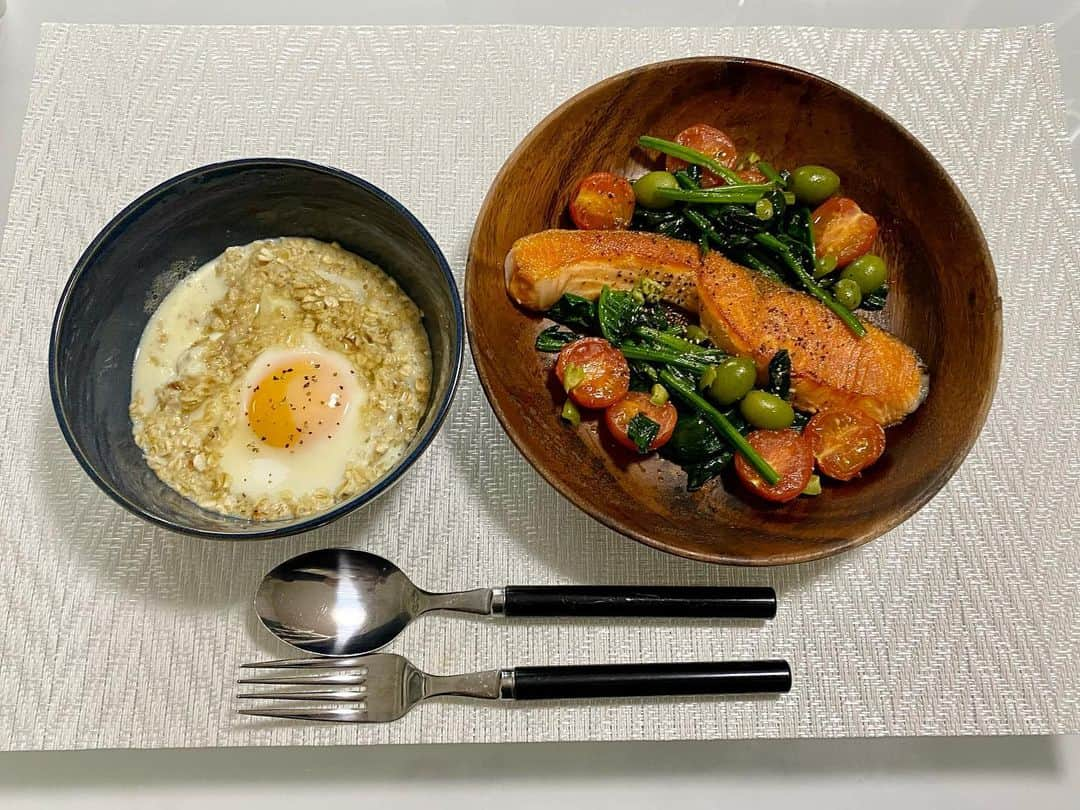 髙橋真帆のインスタグラム：「. あ、今日の朝食も載せておきます！！！😳 「豆腐屋の唄〜小さな島の家族物語〜」でお世話になっている小豆島の方からいただいた、「小豆島産オリーブ」を使って作ったよ🍳 . . #マホコの朝ごはん　#オリーブ #鮭　#トマト　#ほうれん草　#オートミール　#たまご　#ヘルシー朝ごはん」