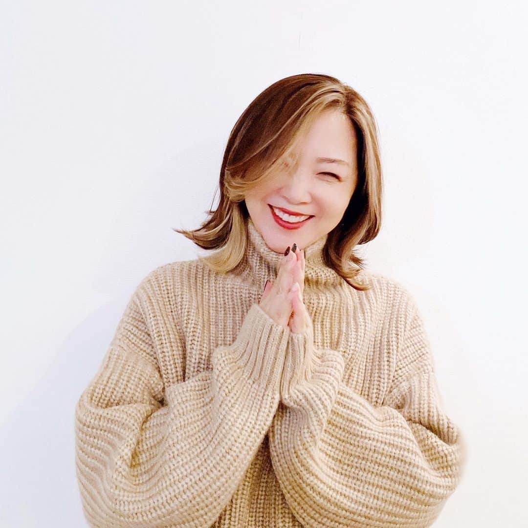 ヒロコグレースのインスタグラム：「﻿ 写真は、至福のFamily time﻿ ﻿ ”自慢のママ”だよって﻿ 褒められて喜んでいる図✨　﻿ （単純）﻿ ﻿ ﻿ さてさて、﻿ 今日お勧めライブがあります♡﻿ ﻿ ﻿ 現在、＜1700名以上参加中＞の﻿ 本とライブで繫がるブックコミュニティ、﻿ WOMAN Picks！！！を開催中✨﻿ ﻿ ﻿ 12月も、毎週水曜夜10時〜﻿ ウーマン魅力学を卒業した著者による﻿ Facebookライブをお届けします！﻿ ﻿ ﻿ 今月のテーマは、﻿ 「人生を100%「自分らしく」﻿ 幸せに生きる方法」。﻿ ﻿ ﻿ 詳細はこちら　﻿ ↓　↓﻿ https://note.com/womanpicks/n/n2735816c9cf1﻿ ﻿ プロフリンクからも飛べます♡﻿ ﻿ ﻿ 今日のライブは、﻿ 12/2（水）22:00スタート﻿ @umeno_ayaka_insta ﻿ ﻿ ﻿ 7月に発売された本は大人気♡﻿ #お金も恋も幸せも全部手に入れる生き方﻿ ﻿ ↓　↓﻿ ﻿ 月給20万円OLから 3ヶ月で月収100万円、﻿ さらに結婚妊娠、 自由に世界中を旅しながら﻿ 年収3000万円になった方法を﻿ 誰にでもできる方法を 伝えてくれている本✨﻿ ﻿ ﻿ 先日ママになったばかりの﻿ あやかさん♡﻿ ﻿ ﻿ 今回のライブでは、﻿ 「おうち起業で全部うまくいく！﻿ 幸せな副業・起業スタート 編」﻿ ﻿ を話してくれるそうです♡﻿ ﻿ ﻿ 色々な働き方があるんだーって、﻿ 知ることで未来が変わるかも！？﻿ ﻿ ﻿ プロフリンクから参加してね！﻿  ニット　#aninebing  ﻿ ---------------------------------------﻿ ﻿ ＜ビジネス講座＞﻿ ■ b-school（裏講座）﻿  パーソナルブランディング ﻿ ・2021年1月スタート﻿ 　4期平日クラス﻿ 　5期週末クラス﻿ 　*12月上旬に先行募集開始予定﻿  裏講座のためHP掲載がありません。﻿   ご興味ある方はDMくだださい。﻿ ﻿ ■ パーソナルブランディングVIP﻿ ・先行募集開始予定﻿ ﻿ ■ b lab ﻿  ・12/15開催予定﻿ ﻿ ﻿ •••••﻿ ﻿ ＜パートナーシップ講座＞﻿ ■ ウーマンDiploma class﻿ ・26期 2021年1月 週末クラス(先行募集予定)﻿ ・25期 2020年9月 週末クラス(満席)﻿ ・24期 2020年9月 平日クラス(満席)﻿ ﻿ ■ DiplomaVIP﻿ ・先行募集開始予定﻿ ﻿ ■ ウーマンDiploma卒業生向け﻿ ・14期 2021年3月 Masterクラス(残席わずか)﻿ ・4期2021年 5月開講 スキルアップ（未定）﻿ ﻿ ﻿ •••••﻿ ﻿ ＜個人セッション＞﻿ ■ メンタープログラム(満席)﻿ ＊12月に若干数募集予定﻿ ﻿ ﻿ •••••﻿ ﻿ ＜オンラインサロン＞﻿  Grace サロン﻿ @hirokograce プロフURLより﻿ ﻿ ﻿ •••••﻿ ﻿ 著書：﻿ 夫を最強のパートナーにする方法（大和書房）﻿ やめたら幸せになる妻の習慣（Wave 出版）﻿ 愛され妻の習慣（Wave 出版）﻿ ﻿ ▶︎ ブックアカウント ﻿ hirokograce_books ﻿ ﻿ #ブランディング #自分磨き #起業女子 #コーチング #パートナーシップ #魅力 #洗練 #センス #自信をつける #自分軸で生きる #コミュニケーション #会話術 #ワーママ #夫婦生活 #ニューヨーク #ロス #プロデュース #女性経営者 # ファッションコーデ﻿ ﻿ ﻿」