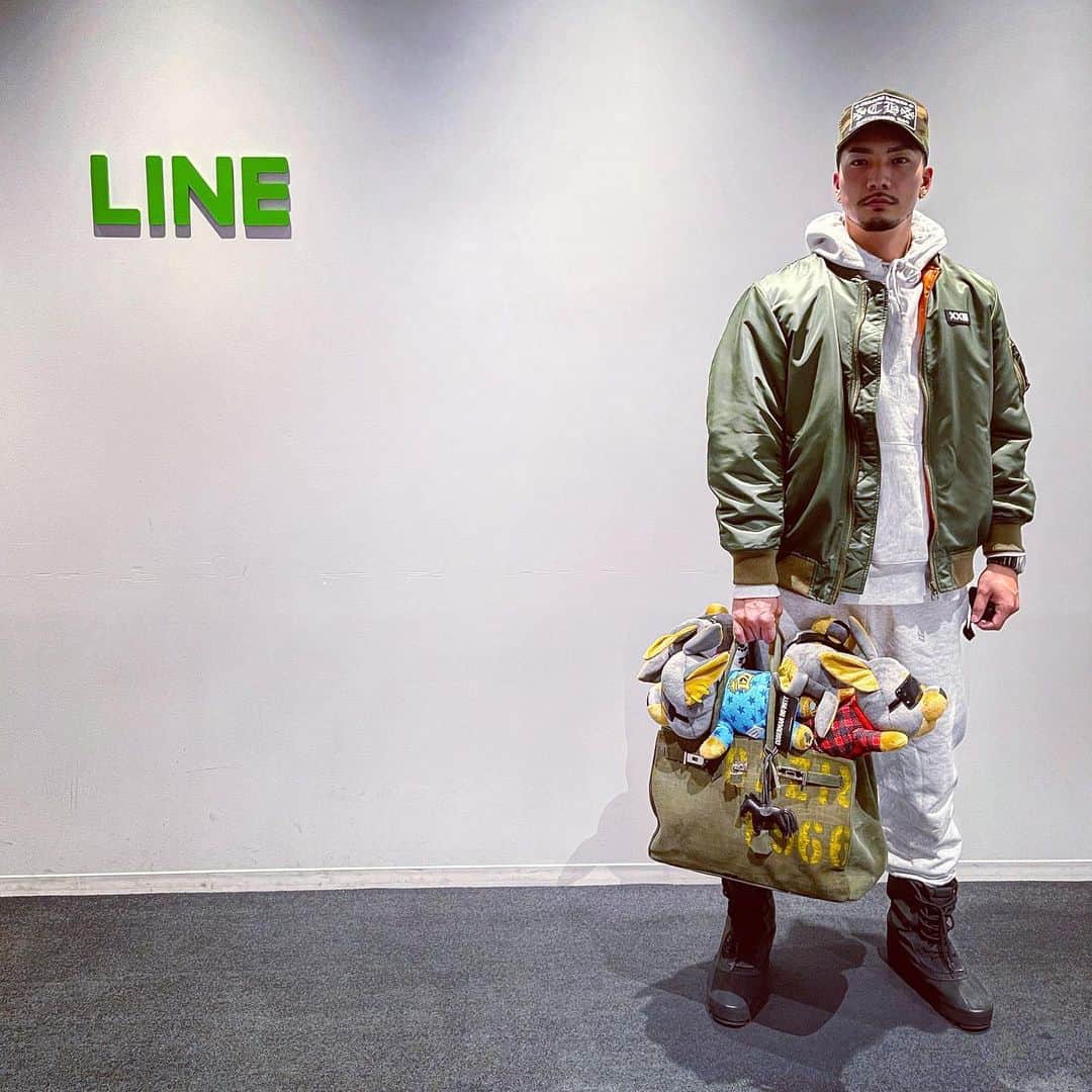 野替愁平のインスタグラム：「LINELIVE ARIGATO‼️  12.8から全国のクレーンゲームに登場します‼️第2弾は寝転びDOBE🐾 迎えに行ってあげてください😆🤘✨  #DOBERMANINFINITY #SIX #DOBE #クレーンゲーム」