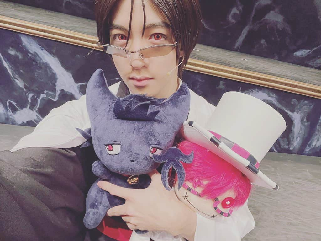 上遠野太洸さんのインスタグラム写真 - (上遠野太洸Instagram)「舞台『SERVAMP-サーヴァンプ-』 お足元の悪い中、ご来場頂きまして誠にありがとうございました！ 今日で折り返し。あっという間よね。 残り7公演も全力で参ります！！  クロとベルキア☺︎ 最高に可愛いでしょー？  #SERVAMP #サーヴァンプ #サヴァステ」12月2日 21時18分 - taikokatono