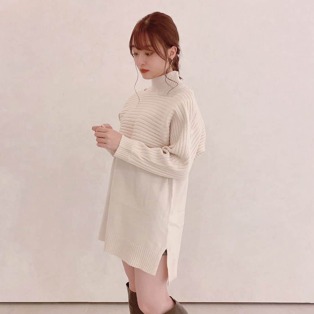 Vannie Officialのインスタグラム：「【VANNIE U VANNIE U 3WAYレイヤードニット】4,900+tax ⠀  《styling》 ゆったりベストと、ショートフルオーバーがセットになった3wayレイヤードニット♪ それぞれレイヤードアイテムとして、単体でも使っていただけるので、幅広くコーディネートを楽しめるのも嬉しいポイント♡  《detail》 シンプルな編み地のベストに、大胆な横リブのショートプルオーバーの表情の違う編み地の2ピースの組み合わせで、こなれ感UP♪ ベストは、チュニック丈なのでミニワンピースのようにお使い頂けます◎  ⠀ 《fabric》 風合いが良くチクチク感の少ないニット ⠀ ⠀ ⠀ #vannie_u#ヴァニーユー #ZOZOでしか買えない⠀⠀  お問い合わせはDMまでご連絡ください‪‪☺︎‬」