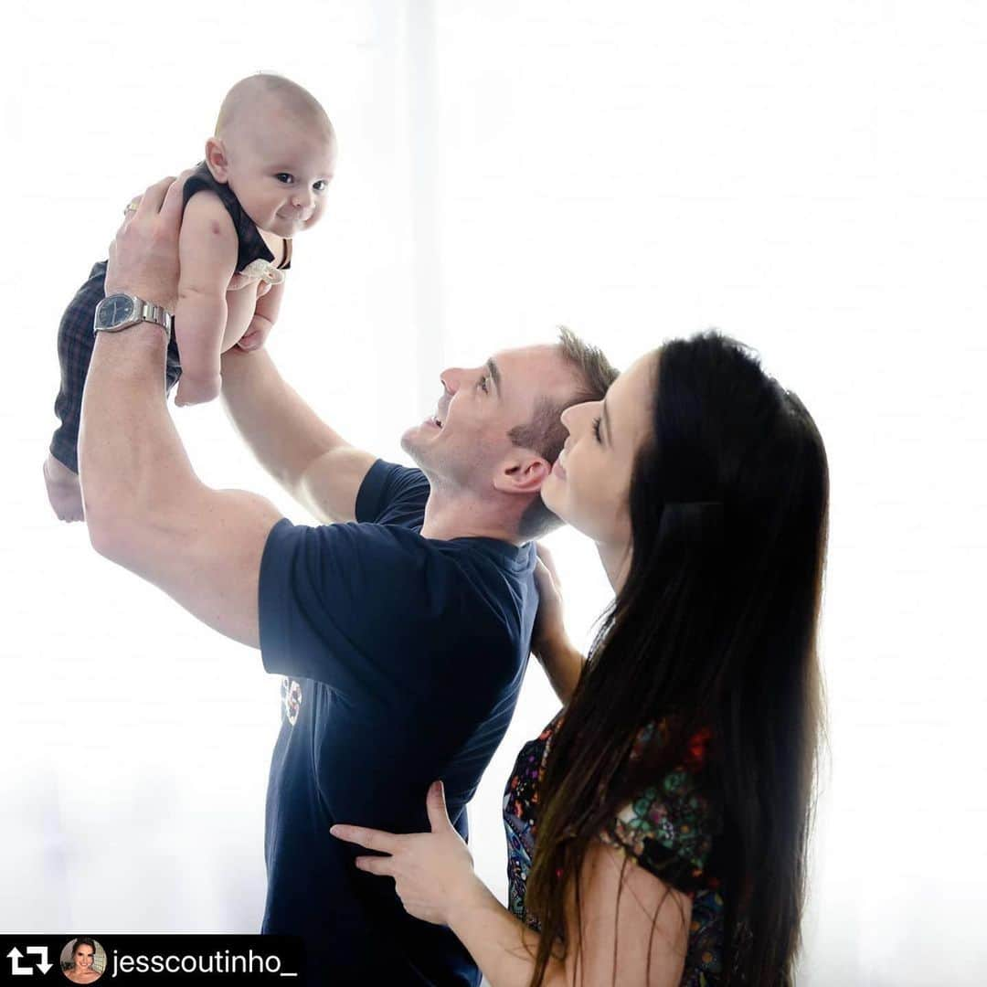 アルトゥール・ザネッティのインスタグラム：「#repost @jesscoutinho_ ・・・ 👪🏻 família, meu tudo!   Ensaio de 2 meses do Liam!  📸: @studio5clicks  #familia #family #baby #babyboy」