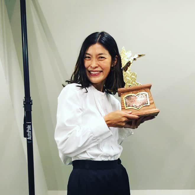 小林エリカのインスタグラム：「木村勝一さんの作品である鉄犬貰って満面の笑顔の私です！  鉄犬ヘテロトピア文学賞 木村友祐さんがSUNNY BOY BOOKSのサイトに記事を書いてくださいました。 ＜再会のための終わりに／第7回鉄犬燭台贈呈レポート＞  http://www.sunnyboybooks.jp/heterotopia-news-22/ 週刊読書人にて 鉄犬ヘテロトピア文学賞座談会として 作家の井鯉こまさん、温又柔さん、木村友祐さんと小林エリカお話させていただきました。 ＜未来へ。それぞれのけもの道をゆく＞  https://dokushojin.com/reading.html?id=7786  第七回の受賞作は、小野和子『あいたくて　ききたくて　旅にでる』（PUMPQUAKES）、小林エリカ『トリニティ、トリニティ、トリニティ』（集英社）、瀬尾夏美『あわいゆくころ　陸前高田、震災後を生きる』（晶文社）  #鉄犬ヘテロトピア文学賞」