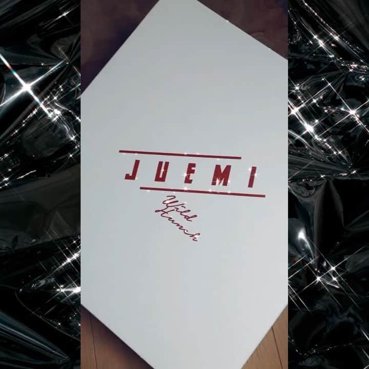野崎夏帆のインスタグラム：「届きました👠🖤﻿ ぎゃんかわすぎてツラい！一生履きたい！﻿ ﻿  #newboots﻿ #juemi @_juemi_﻿ #開封の儀﻿」
