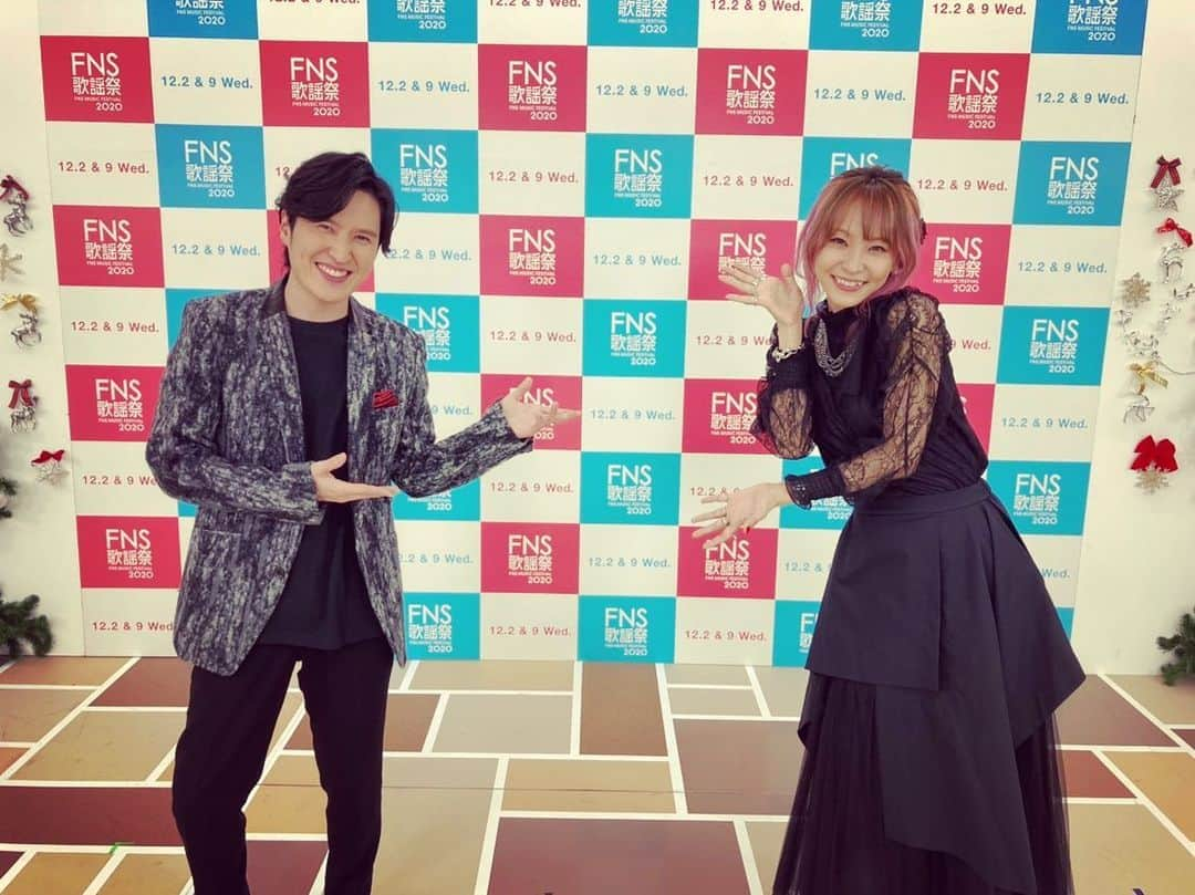 LiSAさんのインスタグラム写真 - (LiSAInstagram)「清塚信也さんのピアノで「炎」を歌わせていただきました。　@shinya_kiyozuka  切なく情熱的でエモーショナルな炎。風まで感じるような温度やタッチに導かれ、また新しい心を引き出されたような、特別な「炎」でした。私自身もこんな気持ちでこんな歌になるんだ。と感動しました。本当にすごい。ほんとうに感動しました。 様々な「炎」をお届けさせていただいていますが、ご一緒させていただく方や場所や空気で全然違う景色へ連れていってくれる楽曲。改めてすさまじさを感じております。 歌い終わった後、緊張の糸というよりは清塚さんへ拍手を山盛り贈りたい。という気持ちでした。うまく言えないけど、ほんと温かく、優しく、情熱的で、涙が出ました。 清塚さん、皆さま。ありがとうございました。 #FNS歌謡祭  この言葉にできない感動が、みんながそれぞれ感じてくれていて、すごく嬉しい。すごく、すごくうれしい。」12月2日 21時22分 - xlisa_olivex