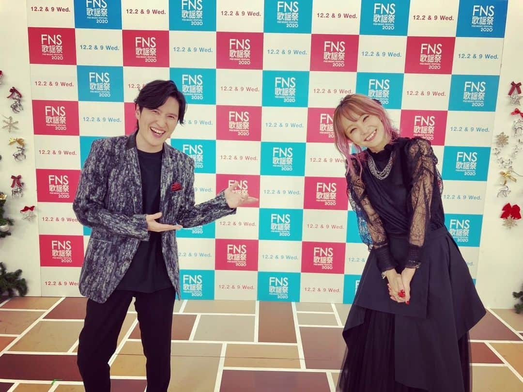 LiSAさんのインスタグラム写真 - (LiSAInstagram)「清塚信也さんのピアノで「炎」を歌わせていただきました。　@shinya_kiyozuka  切なく情熱的でエモーショナルな炎。風まで感じるような温度やタッチに導かれ、また新しい心を引き出されたような、特別な「炎」でした。私自身もこんな気持ちでこんな歌になるんだ。と感動しました。本当にすごい。ほんとうに感動しました。 様々な「炎」をお届けさせていただいていますが、ご一緒させていただく方や場所や空気で全然違う景色へ連れていってくれる楽曲。改めてすさまじさを感じております。 歌い終わった後、緊張の糸というよりは清塚さんへ拍手を山盛り贈りたい。という気持ちでした。うまく言えないけど、ほんと温かく、優しく、情熱的で、涙が出ました。 清塚さん、皆さま。ありがとうございました。 #FNS歌謡祭  この言葉にできない感動が、みんながそれぞれ感じてくれていて、すごく嬉しい。すごく、すごくうれしい。」12月2日 21時22分 - xlisa_olivex