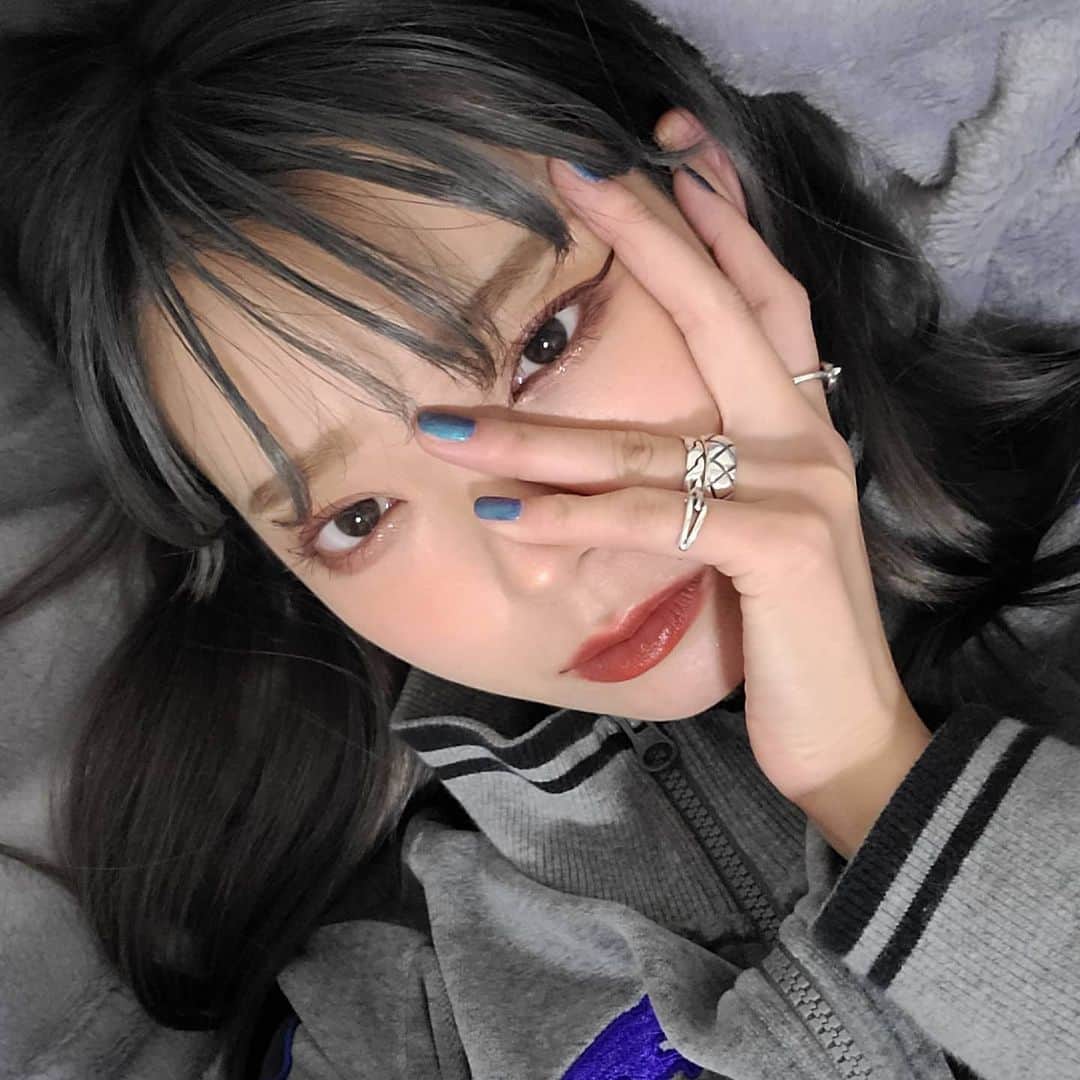 のインスタグラム：「on the bed😈😈😈  貴方は何枚目の写真が好きですか？ How many pictures do you like?」