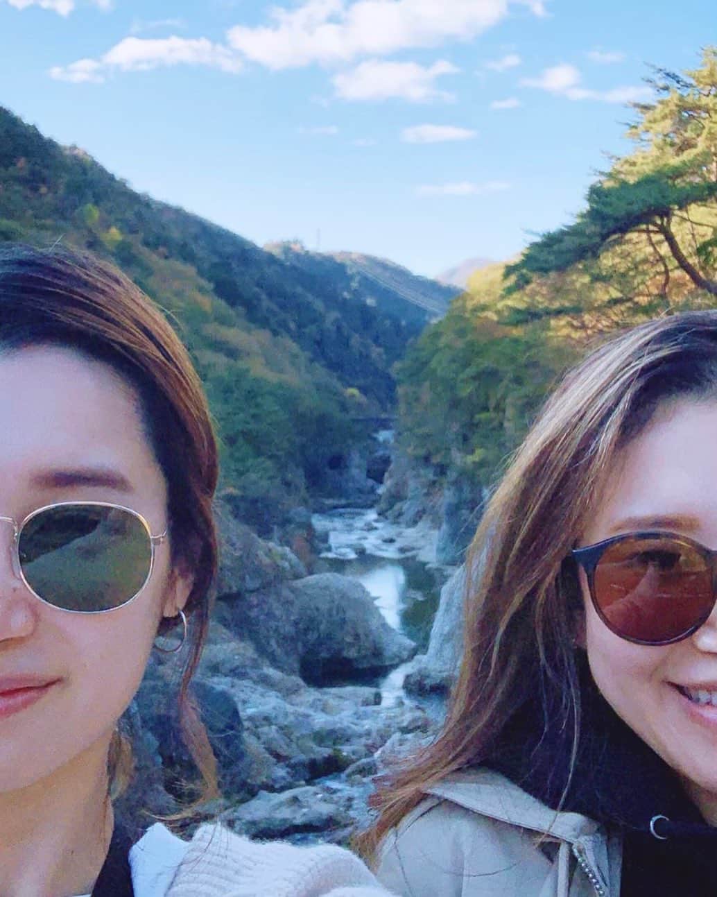 奥家沙枝子のインスタグラム：「😁💛😁 橋の上から⛰ . .  #日光#紅葉#日帰り#旅行#goto#週末#散歩#もみじ#山歩き　#trip #mountain #nature #dayoff #daytrip #japan #sunny #hiking #friends」