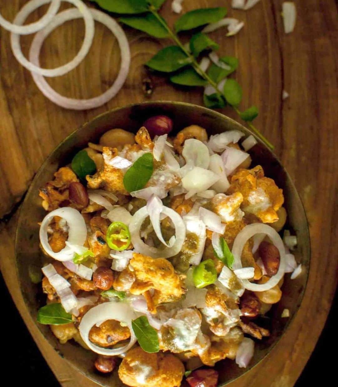 Archana's Kitchenさんのインスタグラム写真 - (Archana's KitchenInstagram)「Spicy & Tangy Pakodi Chaat Recipe is a delicious indian chaat made with crunchy onion pakodas on a bed of spicy white peas gravy topped with sweet and tangy curd and chutneys. Serve Spicy & Tangy Pakodi Chaat as an evening snack with a hot cup of tea. . . . . . . . . . . .  Get the recipe from the smart.bio link in my profile @archanaskitchen #recipes #easyrecipes #archanaskitchen #healthyeating #homemadefood #eatfit #cooking #food #healthyrecipes #foodphotography #recipeoftheday #comfortfood #deliciousfood #delicious #instayum #food #indianrecipes」12月2日 21時24分 - archanaskitchen