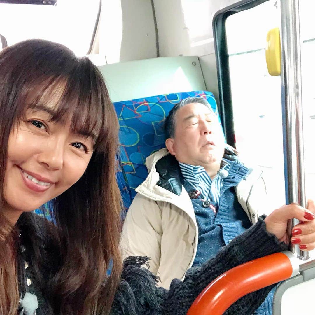 田中律子さんのインスタグラム写真 - (田中律子Instagram)「路線バスで寄り道の旅🚌ロケ  東京さむっ🥶毛穴が引き締まりました😭  本日も可愛いゲストさまをほったらかして爆睡😪そしてゲストさまも寝るという最高なバスの旅🚌  本日もゆるーく、楽しく、幸せに、なんとなーく♪撮影、ホントにバス旅大好き❤放送日はまたお知らせいたします🤩  #路線バスで寄り道の旅  #バス旅🚌  #なんとなーく #幸せ #徳さん安定の爆睡」12月2日 21時25分 - ri2kotanaka