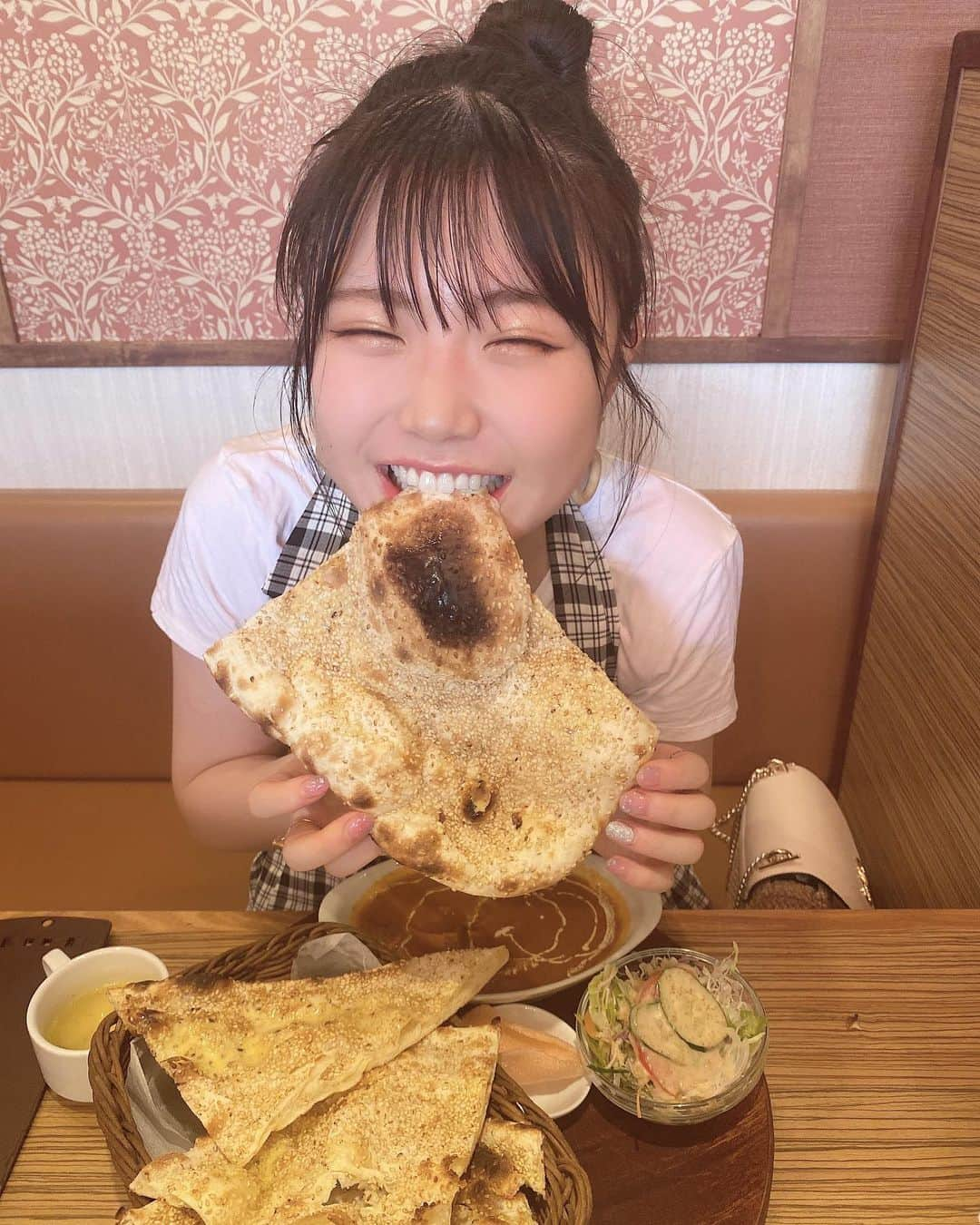 出口結菜さんのインスタグラム写真 - (出口結菜Instagram)「《🐙#大阪　#lumbini》﻿ ﻿ ﻿ 🍛Aランチ（¥800）﻿ 　＋セサミナン（¥150）﻿  ＋チーズナン（¥200）﻿ ﻿ ﻿ ﻿ 友達に教えてもらったカレー屋さん😚✨﻿ ﻿ 《音いたち》の放送で、Instagramで紹介します❕❕って言ったので早速😳😳﻿ ﻿ ﻿ ﻿ ここのお店は全国にいくつかあるお店やねんけど、﻿ 関西にも何店舗か‼️‼️﻿ ﻿ ﻿ ﻿ 本場のインド人の店員さんが作ってくれるからこれは間違いない🍛🍛✨✨﻿ ﻿ ﻿ ﻿ しかもセットメニューにしたら安いし、﻿ ナンも＋料金で変更可能🤩﻿ ﻿ ﻿ ﻿ ﻿ ここのカレーはちょうどね、ドロっとカレーとスープカレーの中間やと思ってるの✨﻿ ﻿ だから好みも分かれへんと思う！﻿ ﻿ ﻿ ﻿ あと、甘さもしっかり段階に分かれてて﻿ ﻿ “甘い”にしちゃうともう辛くない！甘いの！﻿ ﻿ “ふつう”はちょいとピリ辛やけど全然食べれる❕﻿ ﻿ でもいつもビビってこのどっちかの辛さにする🥵﻿ ﻿ ﻿ ﻿ カレーの中はスープよりは具沢山‼️﻿ ﻿ チキンもめっちゃ大きくてプリプリ！﻿ ﻿ スパイスも沢山入っててオシャレ😳😳﻿ ﻿ ﻿ ﻿ そしてなんといっても、、！！ナンが最高✨﻿ ﻿ ﻿ 🫓チーズナンは中にしっかりチーズが入ってて、﻿ バター感もすごいあって甘い系のチーズ😚💗﻿ ﻿ だから、チーズナンだけでも美味しすぎて手が進む🥺﻿ ﻿ あとひとつがめっちゃ大きい﻿ ﻿ ﻿ 🫓セサミナンはゴマやねんけど、﻿ カリッとしてるの！﻿ ﻿ しかもめっちゃ香ばしい❕❕﻿ ﻿ ひとつひとつが大きいけど、﻿ カリッとしてて、中はちょいモチ✨﻿ 　﻿ すごい食べやすい‼️﻿ ﻿ なかなかセサミナン食べたことなかったからハマっちゃいました！！﻿ ﻿ ﻿ ﻿ ﻿ すごくお手頃価格やのに、﻿ めっちゃ量が多いから満足感すごいし、﻿ ﻿ 食べられへんかったら﻿ お持ち帰りもオッケーで用意してくれるの😳﻿ ﻿ ﻿ \全国にあるから近いところに行ってみてね‼️/﻿ ﻿ ﻿ ________________________________﻿ ﻿ ❤️﻿ 大阪府和泉市伏屋町3-5-57 進化第16ビル 💗﻿光明池駅から🚶‍♀️5分 💛﻿不定休 💚﻿11時〜15時.17時〜23時 ﻿💙全国に店舗あり！ 🤍別々会計🙆‍♀️ ﻿_______________________________ ﻿ #ルンビニ #カレー #🍛 #チーズナン #セサミナン #🫓 #大阪グルメ #名古屋グルメ #千葉グルメ #東京グルメ #北海道グルメ #埼玉グルメ #兵庫グルメ #チーズ #セサミ #インド料理 #🇮🇳 #お持ち帰りもできます #スパイシー #curry #関西グルメ #大阪ランチ #ランチ  #food #グルメ好きな人と繋がりたい #食べ物 #安くて美味しい #ラビグルメ」12月2日 21時26分 - yui_laby0622