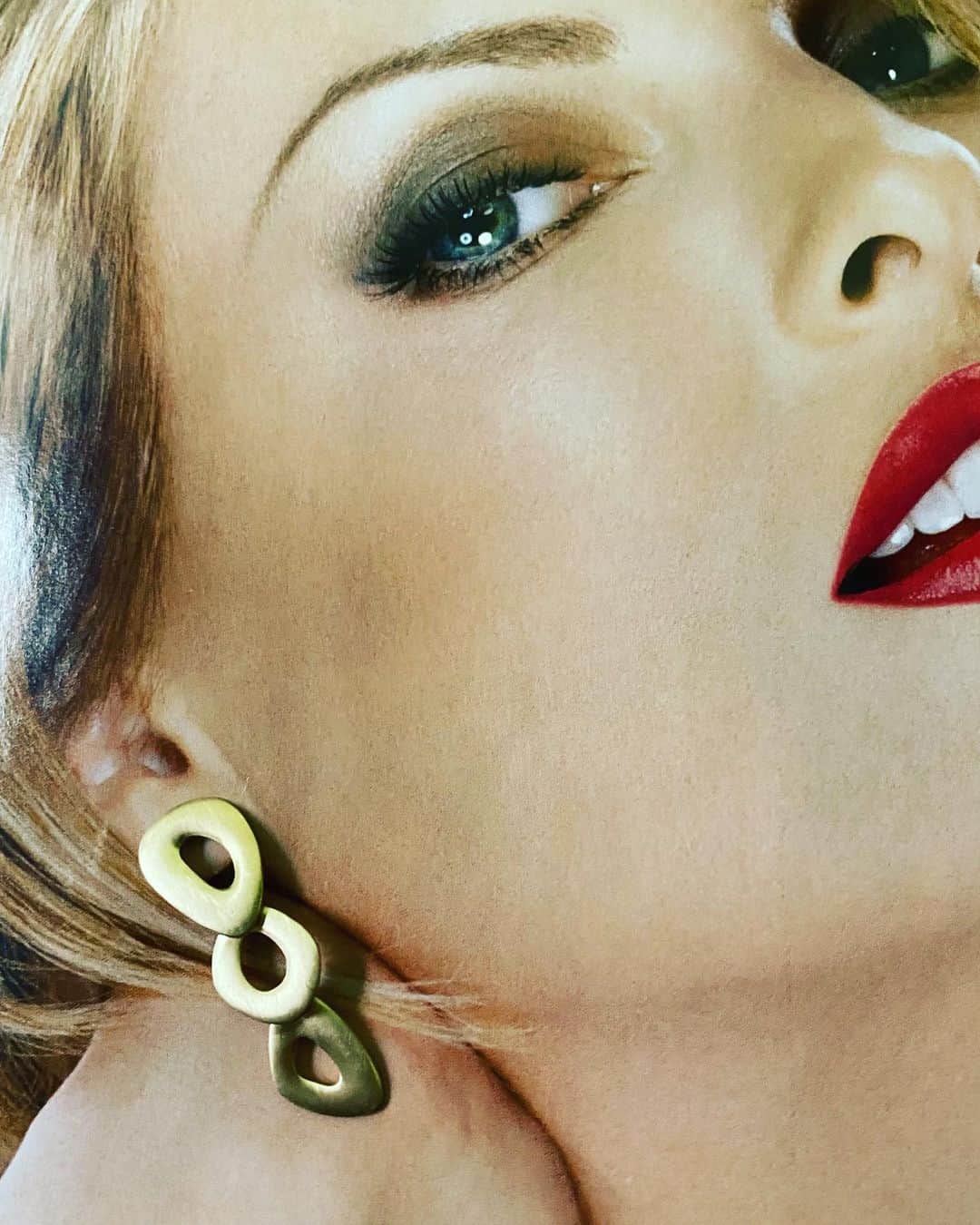 ホアキンベラオのインスタグラム：「Pendientes de oro de la colección óvalo. Básicos y atemporales」