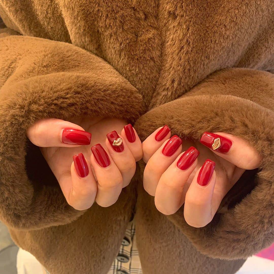 古澤里紗さんのインスタグラム写真 - (古澤里紗Instagram)「nail~💅 . . . クリスマスっぽい🎅🏻🎄 唇がかわいっ💋 . . . #ガーリーネイル」12月2日 21時38分 - fuuuuu_ri
