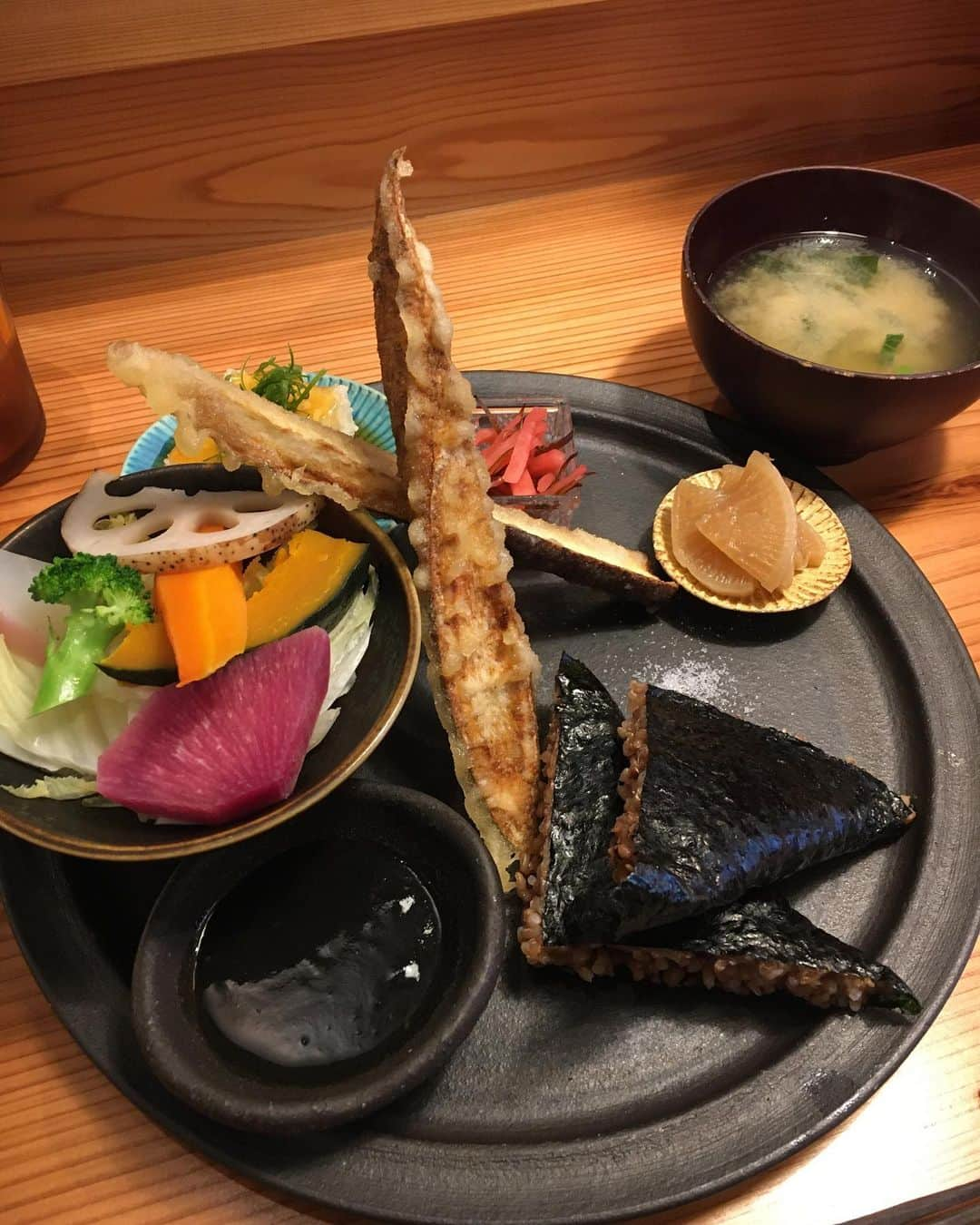 SHANTIのインスタグラム：「ベジランチ。お味噌汁含めダシには魚が使われているのでビーガンではないけど、酵素玄米からお野菜の質、オーガニック・レストランができてとても嬉しい。品のあるお料理で満足でした。店内はクリーンな食事好きのマダム達が多かった。#鎌倉オーガニック #鎌倉レストラン #鎌倉和食 #鎌倉ランチ」