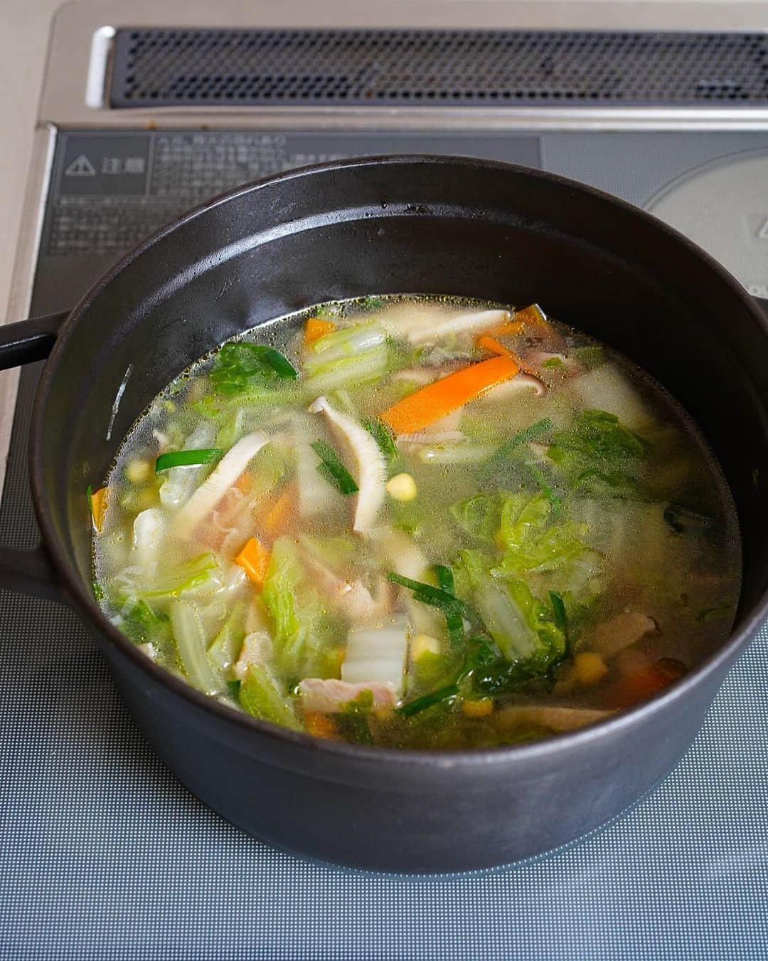 Ayaさんのインスタグラム写真 - (AyaInstagram)「晩御飯﻿ ﻿ ﻿ こんばんは😊﻿ ﻿ エスビー食品さんの公式Instagramアカウント　@sbfoods.official で、エスビー食品さんの商品を使ったレシピを公開しています！﻿ ﻿ ﻿ 今回は本生生しょうがと本生生にんにくを使って、野菜たっぷりスープを作りました。﻿ ﻿ 生姜の利いた、ポカポカと身体が温まるスープです！﻿ ﻿ ﻿ 小さなお子様がいらっしゃるご家庭は、お子様に合わせてしょうがの量を調整してみてください‼️﻿ ﻿ レシピは　@sbfoods.official に二枚目と同じ写真の投稿に掲載されていますので、是非チェックしてみてくださいね😊﻿ ﻿ ﻿ お品書き﻿ ﻿ 手羽中の甘辛煮﻿ 厚揚げ酢豚風﻿ 春雨サラダ﻿ ほうれん草と人参のナムル﻿ 生姜たっぷり野菜スープ﻿ 雑穀米﻿ みかん﻿ ﻿ 本日もお疲れ様でした😊‼️﻿ ﻿ ﻿  #エスビーレシピ#無理せずいっしょに#チューバー #チューバーレシピ#スパイスとハーブ . #エスビーレシピ_本生シリーズ #エスビーレシピ_スープ . #レシピ #簡単レシピ #夕ご飯 #晩ごはん #今日のごはん  #本生シリーズ #最香の贅沢 #贅沢な風味 #贅沢な香り﻿ ﻿ #晩ご飯#夜ご飯#和食 ﻿ #homemade#homemadefood#dinner#japanesefood#foodpics#foodporn#foodie#foodstagram ﻿ ﻿」12月2日 21時38分 - aya_m08