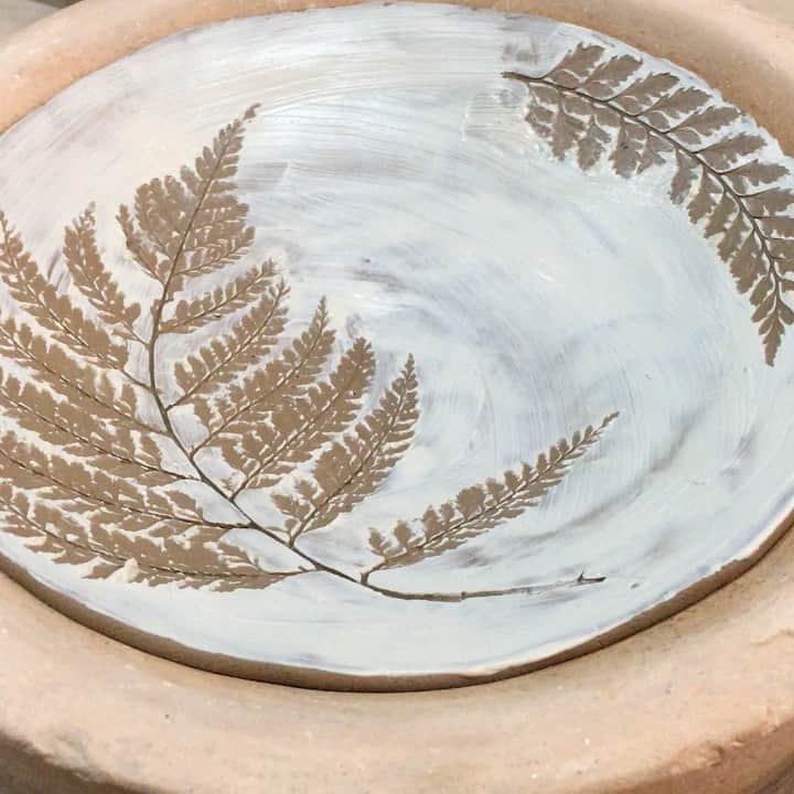 のインスタグラム：「Touch nature and feel alive.   久しぶりの陶芸は北鎌倉の森の中で。自然以上の宝物はない。自然がくれるエネルギーに感謝。  コロナで価値観が変わった人も多いんじゃないかな。本当に大切なことって物に囲まれることじゃなくて、気持ちよく呼吸が出来るとか、きれいな水があるとか。人間の本質を思い出すきっかけに。  井戸があるなんてステキ。  @takaraclaystudio @takaranoniwa   #陶芸 #陶芸体験」