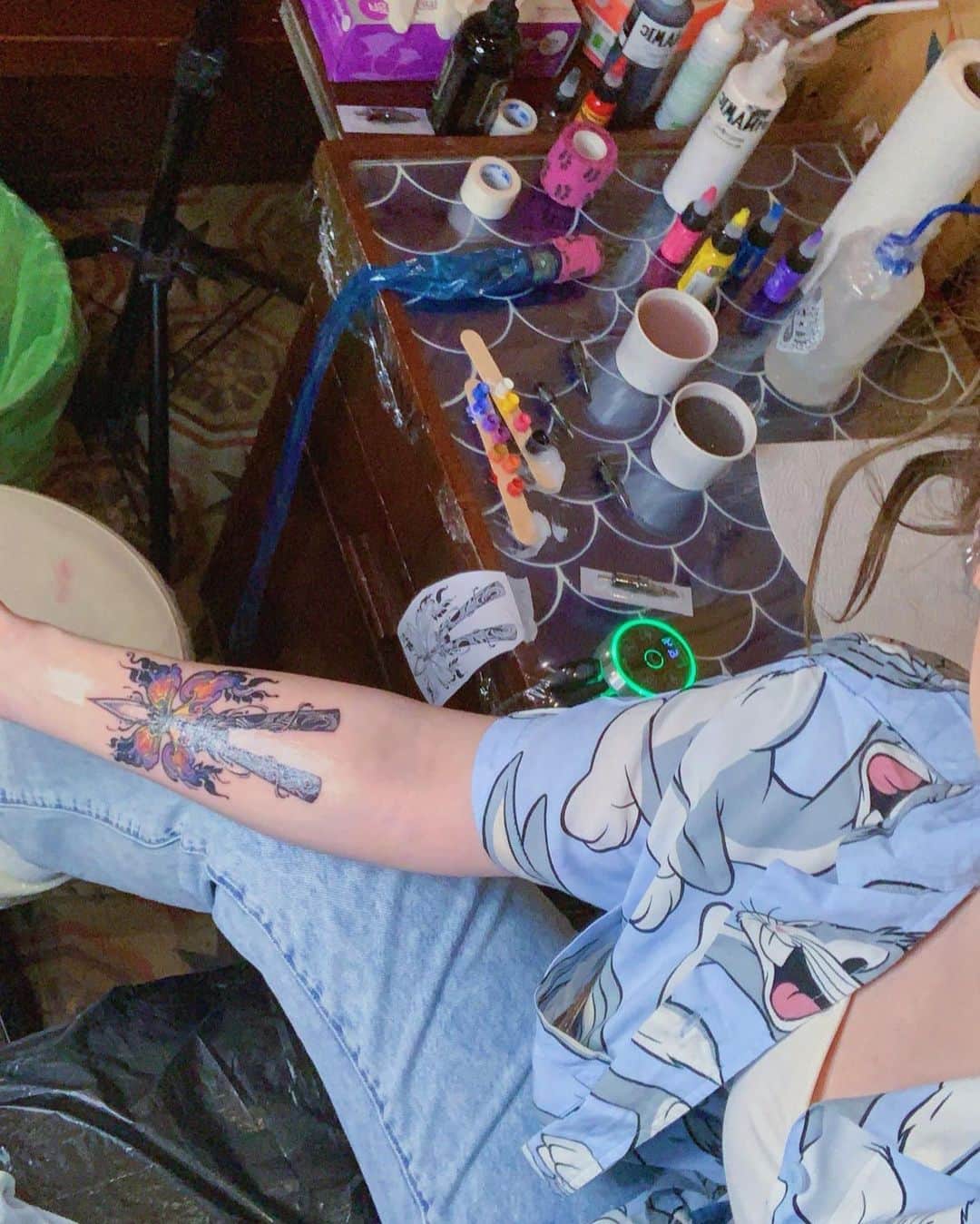 ヤンニーン・ワイゲルさんのインスタグラム写真 - (ヤンニーン・ワイゲルInstagram)「Commemorating my 1 year anniversary of my first tattoo💜 วันนี้ฉลองครบรอบ 1 ปีที่ได้สักเป็นครั้งแรก💜  ปีนี้เป็นปีที่ต้องอดทนและบากบั่นมากที่สุดที่เคยผ่านมาในชีวิตและเจอความเปลี่ยนแปลงอะไรหลายๆอย่างที่เราไม่คิดว่าจะต้องมาเจอ ทำให้ทั้งท้อ สิ้นหวัง และโดดเดี่ยว แต่พอมันถึงเวลาที่เราได้กลับบ้านที่ไทยสักทีสิ่งเหล่านั้นมันทำให้เราได้เห็นและสัมผัสได้ว่ามันยังมีคนที่รักและคิดถึงเราแบบที่เรานึกไม่ถึงด้วยซ้ำ ท่ามกลางความเจ็บปวดเราจะได้เห็นในสิ่งที่มีคุณค่าในชีวิตเรา ปีนี้อาจจะไม่ใช่ปีที่ดีที่สุด แต่มันเป็นปีที่ได้เรียนรู้อะไรมากที่สุด✌🏻  This year has been the most enduring and preservering I’ve had to be in my entire life. I had to face a lot of things I didn’t think I’d ever have to face, which made me have many moments of discouragement, hopelessness and loneliness...but when I had the chance to finally go back home in Thailand those things  made me realize that there are still people who miss me & love me in a way I never would’ve imagined. In the heartbreak comes the beauty of seeing what’s valuable in life. This might not be the best year for me, but it’s the year that I learned the most✌🏻」12月2日 21時30分 - jannineweigel