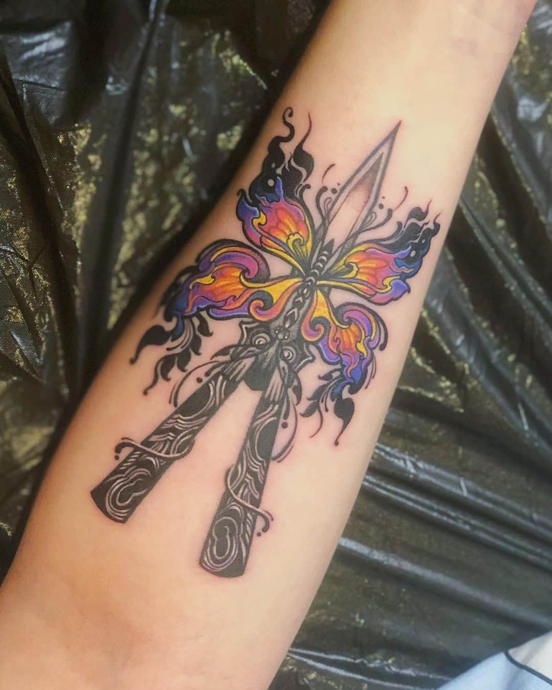 ヤンニーン・ワイゲルさんのインスタグラム写真 - (ヤンニーン・ワイゲルInstagram)「Commemorating my 1 year anniversary of my first tattoo💜 วันนี้ฉลองครบรอบ 1 ปีที่ได้สักเป็นครั้งแรก💜  ปีนี้เป็นปีที่ต้องอดทนและบากบั่นมากที่สุดที่เคยผ่านมาในชีวิตและเจอความเปลี่ยนแปลงอะไรหลายๆอย่างที่เราไม่คิดว่าจะต้องมาเจอ ทำให้ทั้งท้อ สิ้นหวัง และโดดเดี่ยว แต่พอมันถึงเวลาที่เราได้กลับบ้านที่ไทยสักทีสิ่งเหล่านั้นมันทำให้เราได้เห็นและสัมผัสได้ว่ามันยังมีคนที่รักและคิดถึงเราแบบที่เรานึกไม่ถึงด้วยซ้ำ ท่ามกลางความเจ็บปวดเราจะได้เห็นในสิ่งที่มีคุณค่าในชีวิตเรา ปีนี้อาจจะไม่ใช่ปีที่ดีที่สุด แต่มันเป็นปีที่ได้เรียนรู้อะไรมากที่สุด✌🏻  This year has been the most enduring and preservering I’ve had to be in my entire life. I had to face a lot of things I didn’t think I’d ever have to face, which made me have many moments of discouragement, hopelessness and loneliness...but when I had the chance to finally go back home in Thailand those things  made me realize that there are still people who miss me & love me in a way I never would’ve imagined. In the heartbreak comes the beauty of seeing what’s valuable in life. This might not be the best year for me, but it’s the year that I learned the most✌🏻」12月2日 21時30分 - jannineweigel