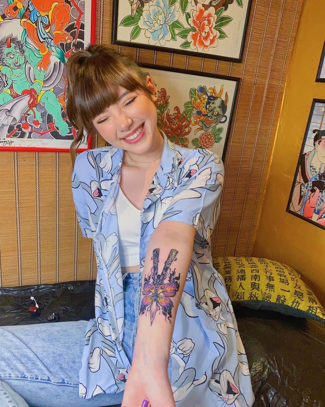 ヤンニーン・ワイゲルのインスタグラム：「Commemorating my 1 year anniversary of my first tattoo💜 วันนี้ฉลองครบรอบ 1 ปีที่ได้สักเป็นครั้งแรก💜  ปีนี้เป็นปีที่ต้องอดทนและบากบั่นมากที่สุดที่เคยผ่านมาในชีวิตและเจอความเปลี่ยนแปลงอะไรหลายๆอย่างที่เราไม่คิดว่าจะต้องมาเจอ ทำให้ทั้งท้อ สิ้นหวัง และโดดเดี่ยว แต่พอมันถึงเวลาที่เราได้กลับบ้านที่ไทยสักทีสิ่งเหล่านั้นมันทำให้เราได้เห็นและสัมผัสได้ว่ามันยังมีคนที่รักและคิดถึงเราแบบที่เรานึกไม่ถึงด้วยซ้ำ ท่ามกลางความเจ็บปวดเราจะได้เห็นในสิ่งที่มีคุณค่าในชีวิตเรา ปีนี้อาจจะไม่ใช่ปีที่ดีที่สุด แต่มันเป็นปีที่ได้เรียนรู้อะไรมากที่สุด✌🏻  This year has been the most enduring and preservering I’ve had to be in my entire life. I had to face a lot of things I didn’t think I’d ever have to face, which made me have many moments of discouragement, hopelessness and loneliness...but when I had the chance to finally go back home in Thailand those things  made me realize that there are still people who miss me & love me in a way I never would’ve imagined. In the heartbreak comes the beauty of seeing what’s valuable in life. This might not be the best year for me, but it’s the year that I learned the most✌🏻」
