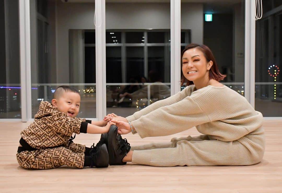 Nazukiのインスタグラム：「✨第2期生✨ ０歳から発育ダンス ２歳から発育ダンス インストラクター資格取得講座✨  2歳からから発育ダンスレッスンをスタートして約2年が経ちました👏🏻  何故このような資格講師講座を開講したかというと、 初めて2歳の子供のレッスンをやった時、泣く子はもちろん、ママから離れない子もいるし、ずっーと遊んでる子もいるし、最初はやるけど最後まで集中力はもちろんもたないしで、、、 今までやってきたダンスレッスンとは180度違うという事に気づきました。  これは、ちゃんと勉強しないと、ダンスのスキルだけじゃダメだなと気付かされ、乳幼児教育アドバイザーの資格を取り、子供の発育とは、、、を勉強して、ダンスは脳育にとてもいいと言うことに気づき、大事な時期を過ごす子供の脳を活性化して、ダンスを通してグローバルに活かして発育にアプローチできたらと思って考案しました。  ダンサーは資格がなくても教えられます。 しかし、子供を扱うレッスンは、やはり、ダンスのスキルだけでは限界があると感じました。 きっと、私にも子供がいるから、余計強く感じたんだと思います。  ちゃんと知識を身につけて、ダンス教育できるインストラクターが 一人でも多くいればいいなと思います。  私自身、ダンサーNazukiができる事を考えて、 0歳から発育ダンス 2歳から発育ダンス 公認インストラクター講座を 考案しました。  現在ダンサーとして子供に教えてる方はもちろんですが、 ダンスやった事ない方でも受講できます。 現に、1期生はダンサーじゃない方もたくさんいらっしゃいました。  ダンスは価値のあるもの✨ 0歳から教えられるダンスインストラクター育成に力を注いでいき価値あるものにしたいと思う✨  自分の思いが多くの方に伝われば幸いです✨✨✨  詳細 2021年1/16〜1ヶ月間 講座開講します‼️  平日組 土日組 週1の講座　1回講座　2〜3時間  計5日間 4日間の講座　5回目に実技試験  全てオンラインにて開催  合格しましたら認定資格証が発行され、ご自身で0歳から発育ダンス　2歳から発育ダンス講師として活動できます。  募集期間 12/2〜12/31  受講前に無料オンライン説明会を開催してます。 講座内容　講座日程　講座金額 支払い方法など説明します。  既に先月無料説明会を開催し、たくさんの方が参加してくれて、第1枠のご予約は満席を頂きました。  12月無料説明会 随時開催  説明会ご予約方法 ✉️ info.mamadance@gmail.com お名前 ご連絡先 希望日程 メールください。  DMでも質問受付してます✉️  ご予約お待ちしてます。  #0歳から発育ダンス #2歳から発育ダンス #講師　#講座　#資格取得 #ダンスインストラクター　#ママ講座　#認定資格　#Nazuki #Nazuki塾　#子供習い事　#子供ダンス　#教育　#講師講座 #オンライン」