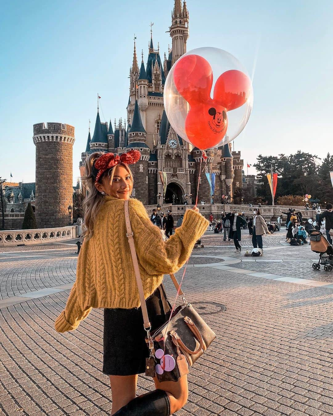 VIENNAさんのインスタグラム写真 - (VIENNAInstagram)「Once upon a time 🎈 久々のディズニーランド♪ 撮影で行ってきたけど雰囲気だけでもだいぶ楽しめた！動画楽しみにすてて❤︎❤︎❤︎🍕 ・ ・ ・ #ディズニー#ディズニーランド#美女と野獣#like4like#follow4follow#followforfollow#travel#trip#diet#sexy#likeforlike#makeup#f4f#lightroom#コーデ#おしゃれさんと繋がりたい#ダイエット」12月2日 21時32分 - viennadoll_official