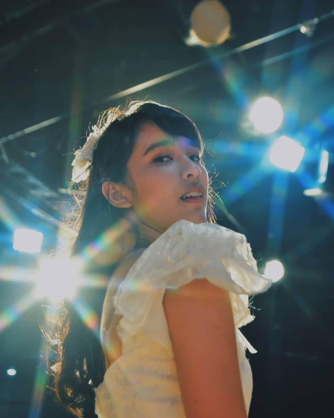 ベビー・カエサラ・アナディラのインスタグラム：「Besok, 3 Desember 2020, aku akan live di aplikasi Showroom jam 20.30. ⁣ ⁣ Live kali ini akan membahas event JKT48 SOL/LUNA dan juga segala tentang graduation. Buat yang belum tau, JKT48 SOL/LUNA adalah event 9th anniversary JKT48 dan juga graduation ceremony lima member, salah satunya aku.  Besok juga pengen bacain pesan-pesan kalian untuk aku, nih. Tadinya mau bikin question di IG story, tapi banyak yang bilang ketikannya terbatas.⁣ ⁣ Jadi, pesannya silakan tulis di kolom komentar ini ya! Boleh juga kalau ada pertanyaan, hehehe.✨🖤 ⁣ #bebyjkt48 #bebychaesaraanadila #pesanuntukbeby (?)⁣」