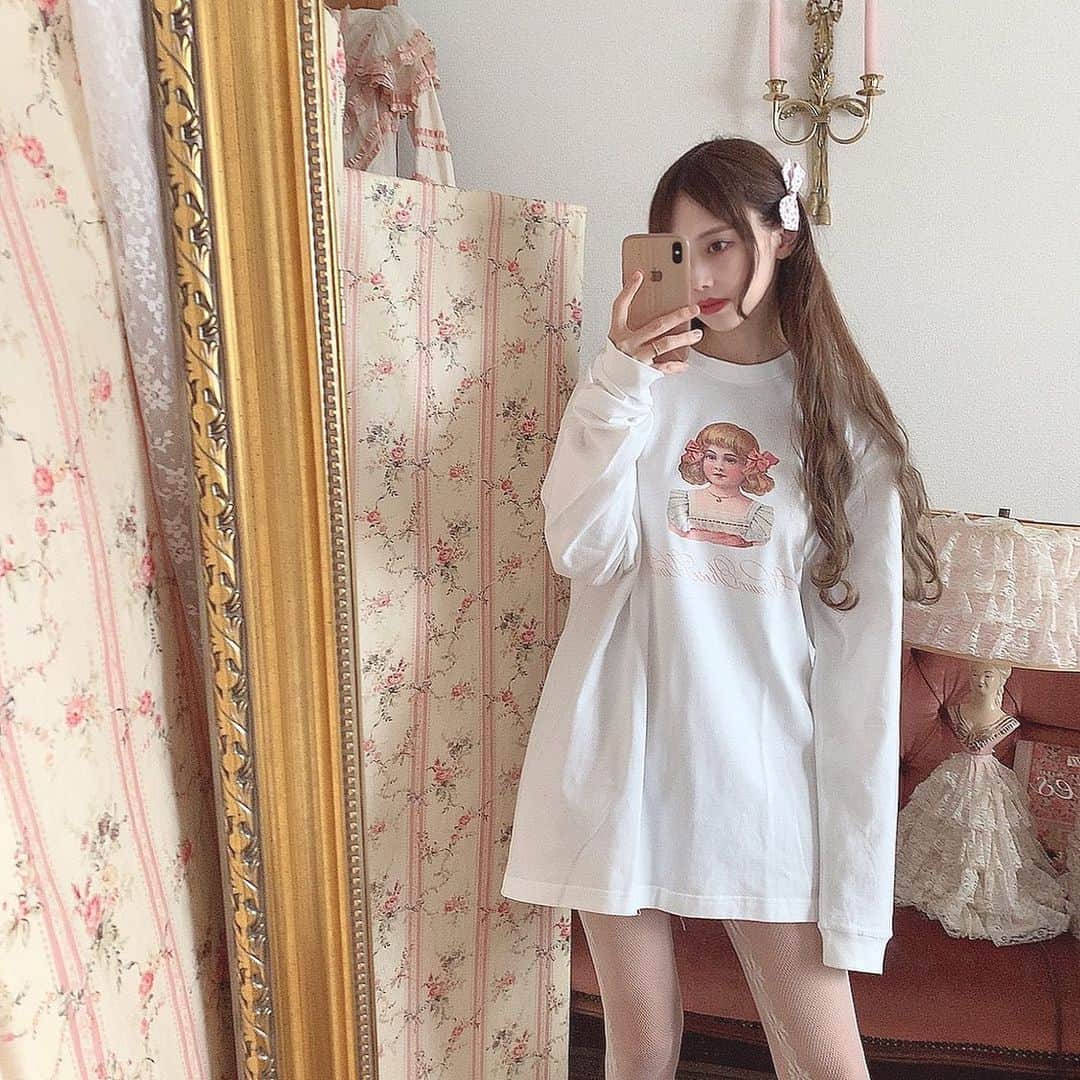 酒元麻衣（まいへー）のインスタグラム：「何年かぶりに横毛作った😽 . . ロンT3種類目🤍🤍 今日はこれ着てた♡ 12/5 20:00〜インスタライブします🥰遊びに来てください🤍🤍」