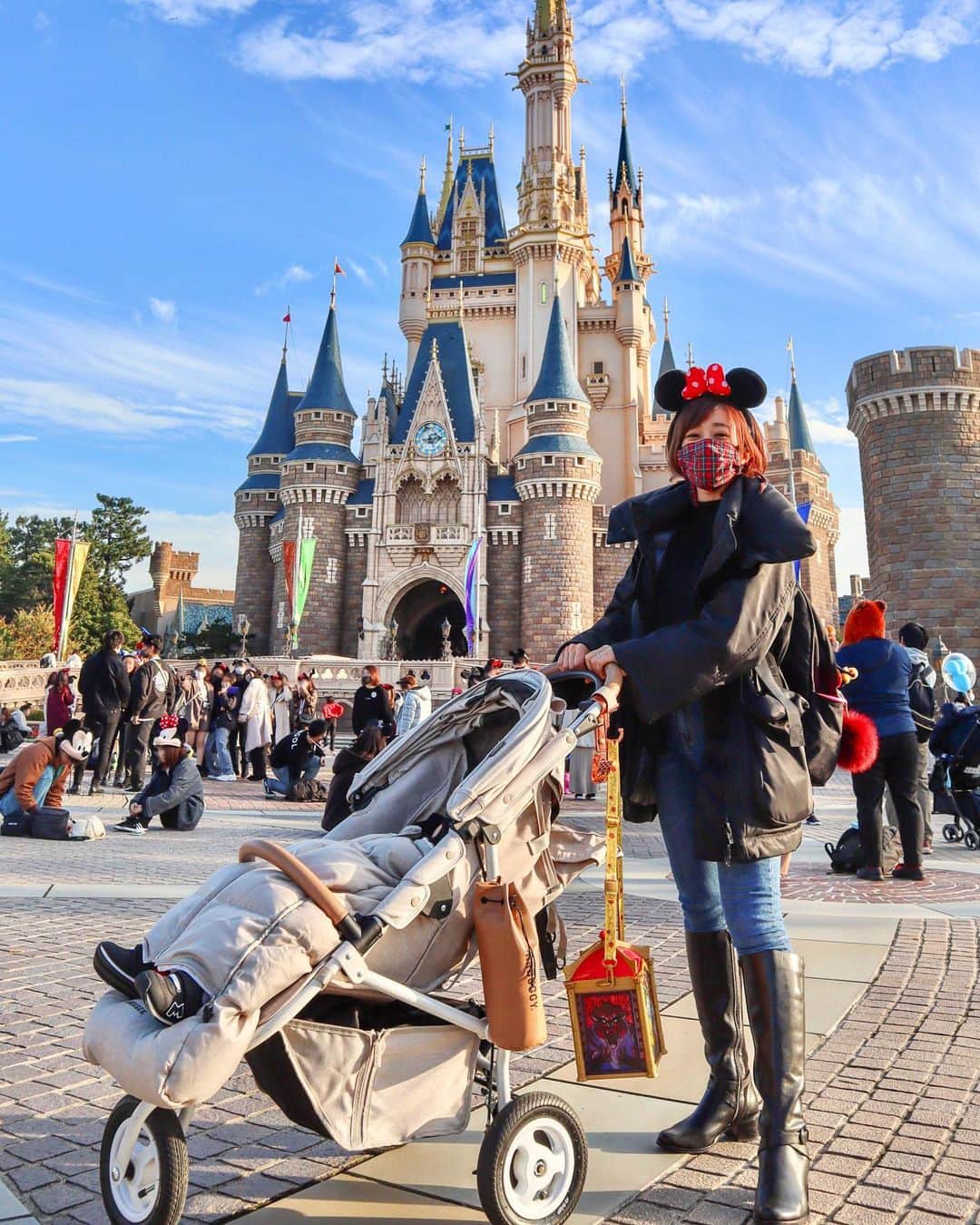 DJ YURiAのインスタグラム：「🏰🐭🏰﻿ ﻿ ﻿ ディズニーコーデ。 抱っこ紐もコーデの一部です笑 私の場合はエルゴは黒にして　 良かったなと今改めて思う🙆🏻‍♀️﻿ ﻿ 寒いのは嫌いなので夜に照準を﻿ 合わせました！﻿ ﻿ コートはこの前買った﻿  @uniqlo × @jilsander を﻿ 着てみたよん。﻿ ﻿ 最後の写真のメリーゴーランドの﻿ キャッスルカルーセルはかなり﻿ 跨る系なので、おチビと乗る方は﻿ パンツスタイルがおすすめです🙆🏻‍♀️﻿ ﻿ ﻿ 気付いたことなど詳しくはサイトに﻿ 記事にまとめたのでプロフィールから﻿ 飛んでみてください👀﻿ ﻿ ﻿ ﻿ #ootd ﻿ #tokyodisneyland  #ディズニーコーデ﻿ #ママコーデ #プチプラコーデ #ロングブーツ #エアバギー」