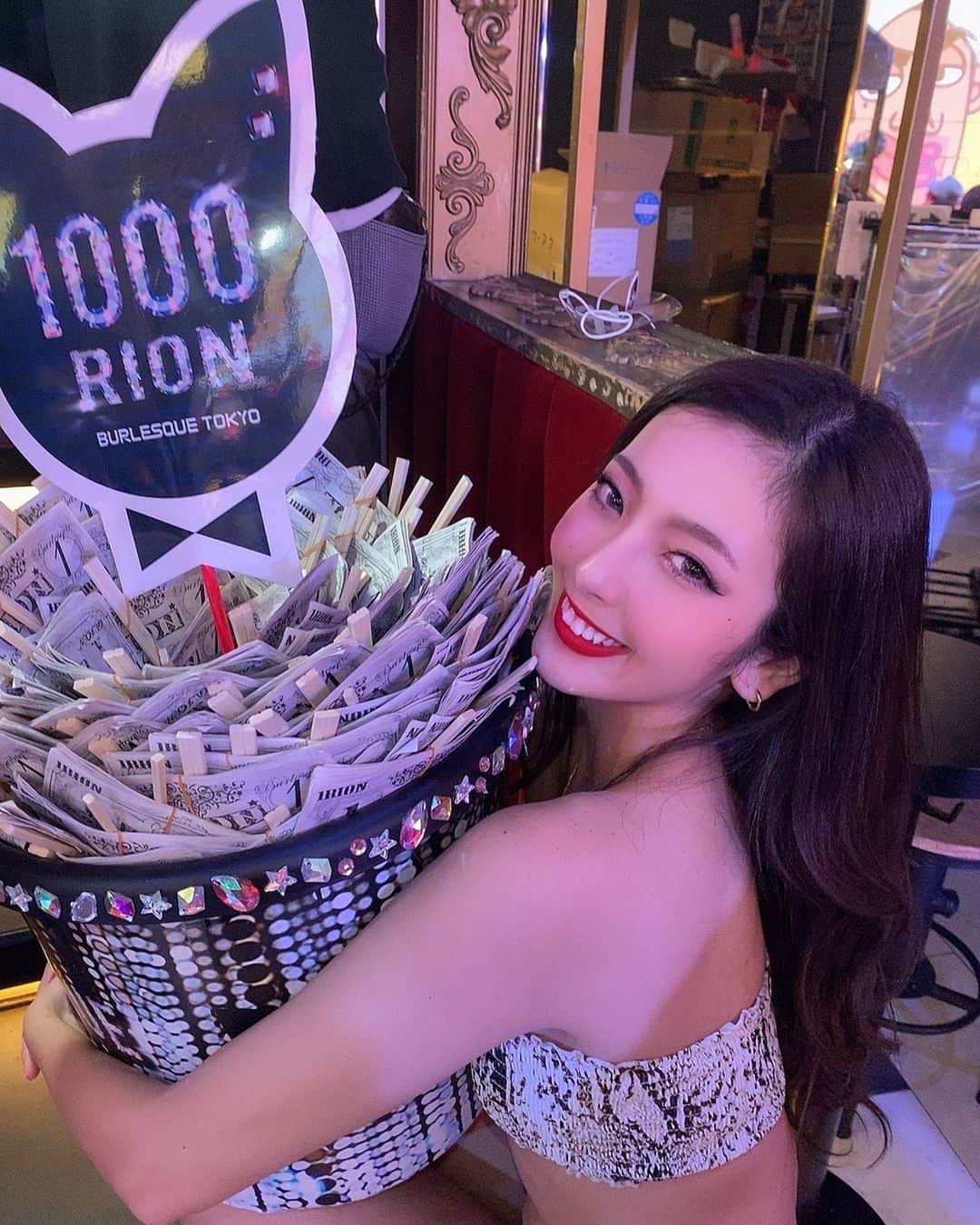 KIKIのインスタグラム：「お誕生日お祝い出来たの今年で 何回目だろ😌💓 1000RIONありがと🙏😭  * * * * *   #バーレスク  #burlesque#party #日本#japan#roppongi#六本木 #音楽#music#dj#club#クラブ #女の子#ギャル#ぎゃる #dance#gogo#sexy#girl #ビキニ #水着#衣装 #longhair#美脚」