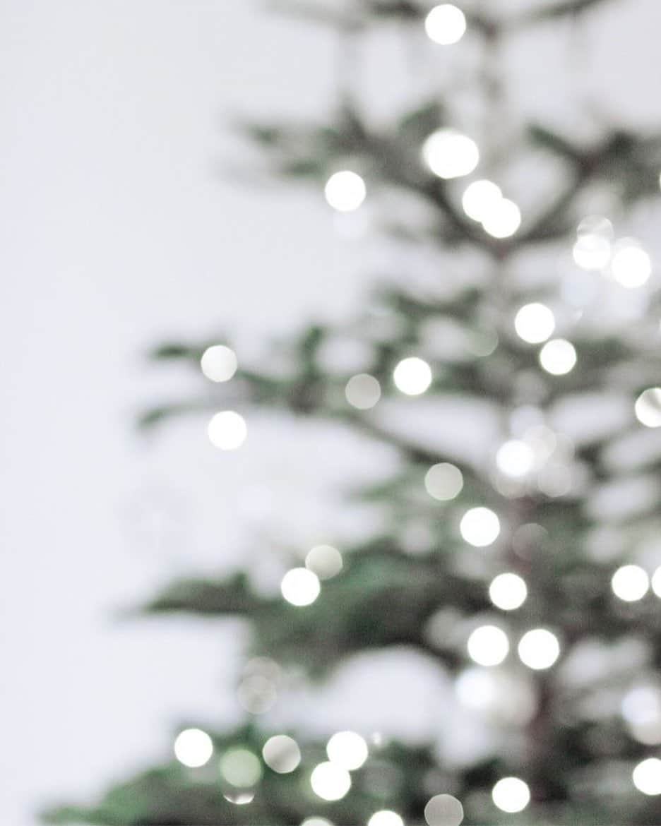 マリナ・デュランダさんのインスタグラム写真 - (マリナ・デュランダInstagram)「#christmasvibes   I love this time of the year, when everything around sparkles with lights and there is a holiday mood everywhere🎄  Traditionally, I bake cookies 🍪 for these holidays and spend time with my family🏡  And what are your traditions for Christmas and New Year?☃️🎄 _______________________  Я очень люблю это время года, когда все вокруг сверкает огоньками и повсюду чувствуется праздничное настроение🎄  Традиционно на эти праздники пеку печеньки🍪 и провожу время с семьей🏡  А какие у вас традиции на Рождество и Новый Год?☃️🎄」12月2日 21時38分 - dmarishka