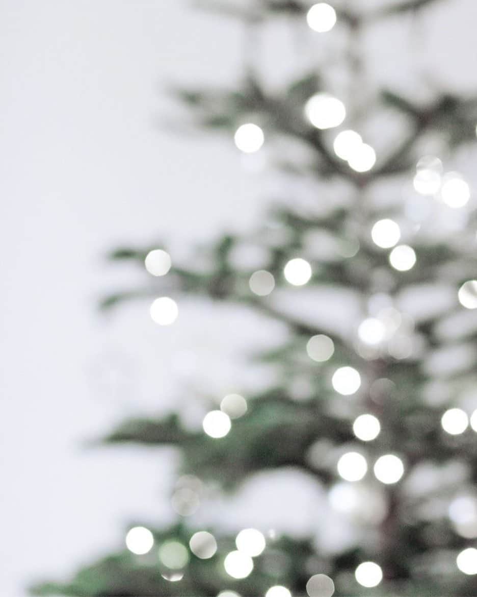 マリナ・デュランダのインスタグラム：「#christmasvibes   I love this time of the year, when everything around sparkles with lights and there is a holiday mood everywhere🎄  Traditionally, I bake cookies 🍪 for these holidays and spend time with my family🏡  And what are your traditions for Christmas and New Year?☃️🎄 _______________________  Я очень люблю это время года, когда все вокруг сверкает огоньками и повсюду чувствуется праздничное настроение🎄  Традиционно на эти праздники пеку печеньки🍪 и провожу время с семьей🏡  А какие у вас традиции на Рождество и Новый Год?☃️🎄」