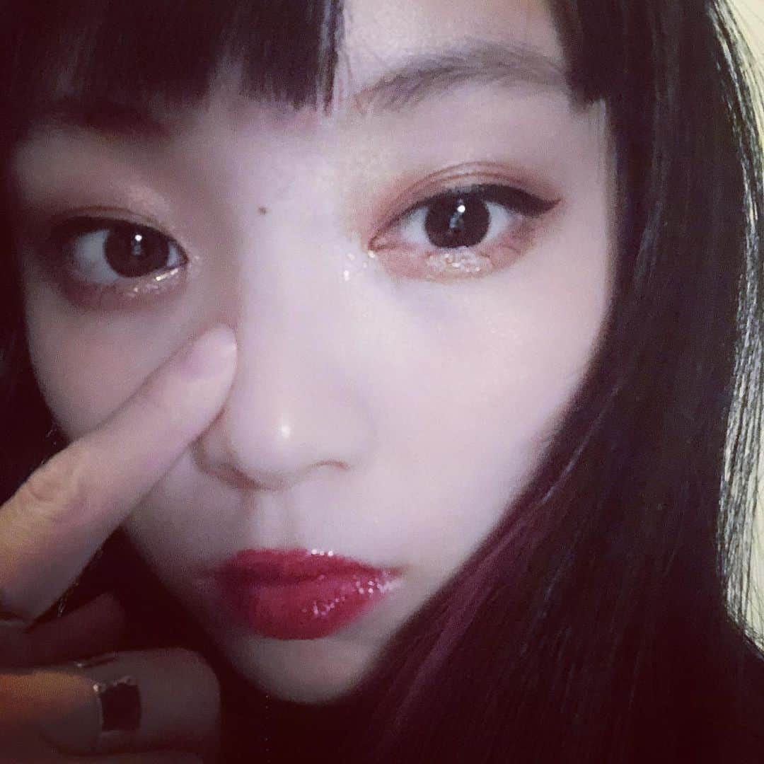 ゆらのインスタグラム：「実は眉毛のアートメイクをしてきました 眉毛が薄いので眉毛のメイクに時間がかかるし、どう描いていいのかよく分からないし、すっぴんの時消えそうな顔してるしで悩みの一つだったんだけどその悩みから改善された！ これ眉毛何もメイクしてないんだけど存在感ある😢 眉毛のアートメイクといえばペタッとしたのを想像してたんだけど、これは一本一本細い線を描いてもらってるんだ！(写真だとちょっと見にくいかも) メイク落として鏡見ても眉毛がある幸せ まじで人生変わった😭😭 人生初タテューンは眉毛でした 横田桃子先生ありがとうございました！ @iseaartmake_yokota」