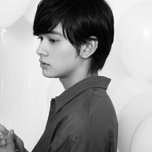 北村匠海のインスタグラム：「「猫」良きでしたね。 「君の膵臓をたべたい」のころの曲なんですよね。 そんなことも、12月9日発売の週刊ザテレビジョンお正月特大号でお話しています。  ポストカードがつくamazon限定版でぜひチェックしてください。  http://amazon.co.jp/dp/B08P1H4MJT  #北村匠海 #キミスイのころを #こっそり #この写真を知ってる方は通 #若いぞ #fns歌謡祭  #お疲れ様でした」