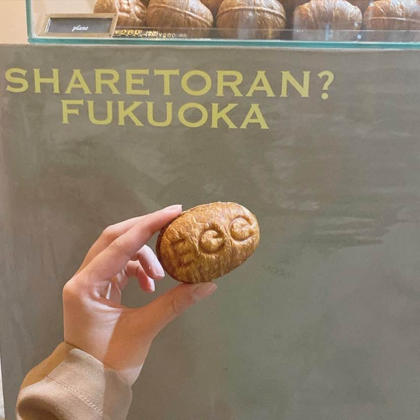 足立沙織さんのインスタグラム写真 - (足立沙織Instagram)「. " SHARETORAN ?  FUKUOKA " 🥚 . 明日、12月3日に素敵なお店が今泉にオープンします🤍 . 卵の形をしたさっくさくのクロワッサンの中に とろっと美味しいクリームが入った新食感スイーツ！！ .  プレーン、カスタードクリーム、チョコクリームの ３つがあって私はカスタードクリームにしました🕊 . 食べた時のパリって音もたまんないし 口に入れた瞬間クリームの甘さが広がって幸せ感じた〜🤤 . こんな手土産もらったら嬉しいよね！ それぞれ6つ入りでプレーンのみ1つから買えるみたい◎ . しゃれとらん？が洒落と卵？って方言とかかってて 福岡っぽさが出てるのがまた素敵だよね🦋 .  . . . . . #sharetoran#fukuokacafe#croissantlover #洒落と卵#福岡お土産#お土産スイーツ#クロワッサン」12月2日 21時42分 - sao_ri_17