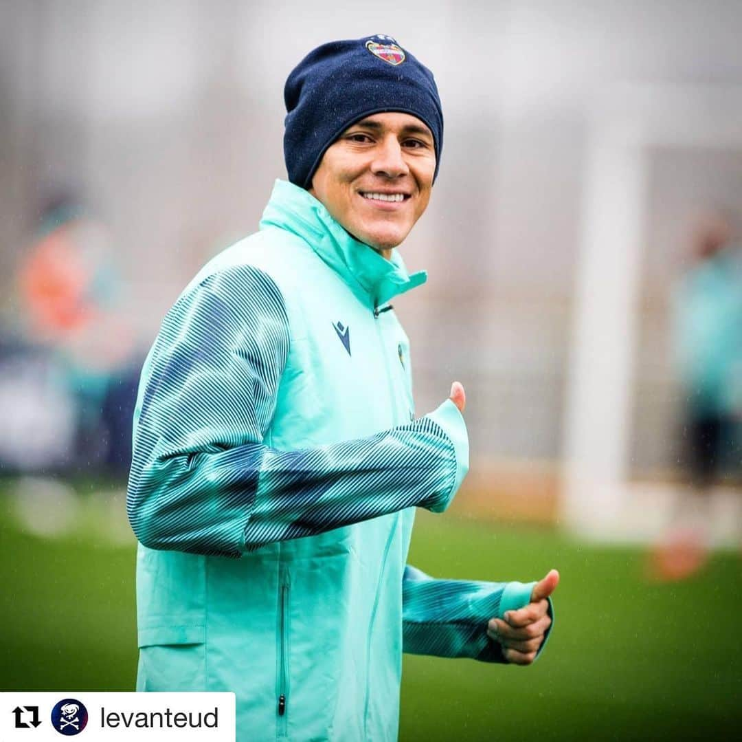 オスカル・デュアルテのインスタグラム：「#Repost @levanteud  ・・・ #HaveANiceDay ❄😉  #OrgullGranota #MachoLevante #LevanteUD #LaLiga #LaLigaSantander #LUDInside #EnPeligroDeExpansión #football #LevanteGetafe」