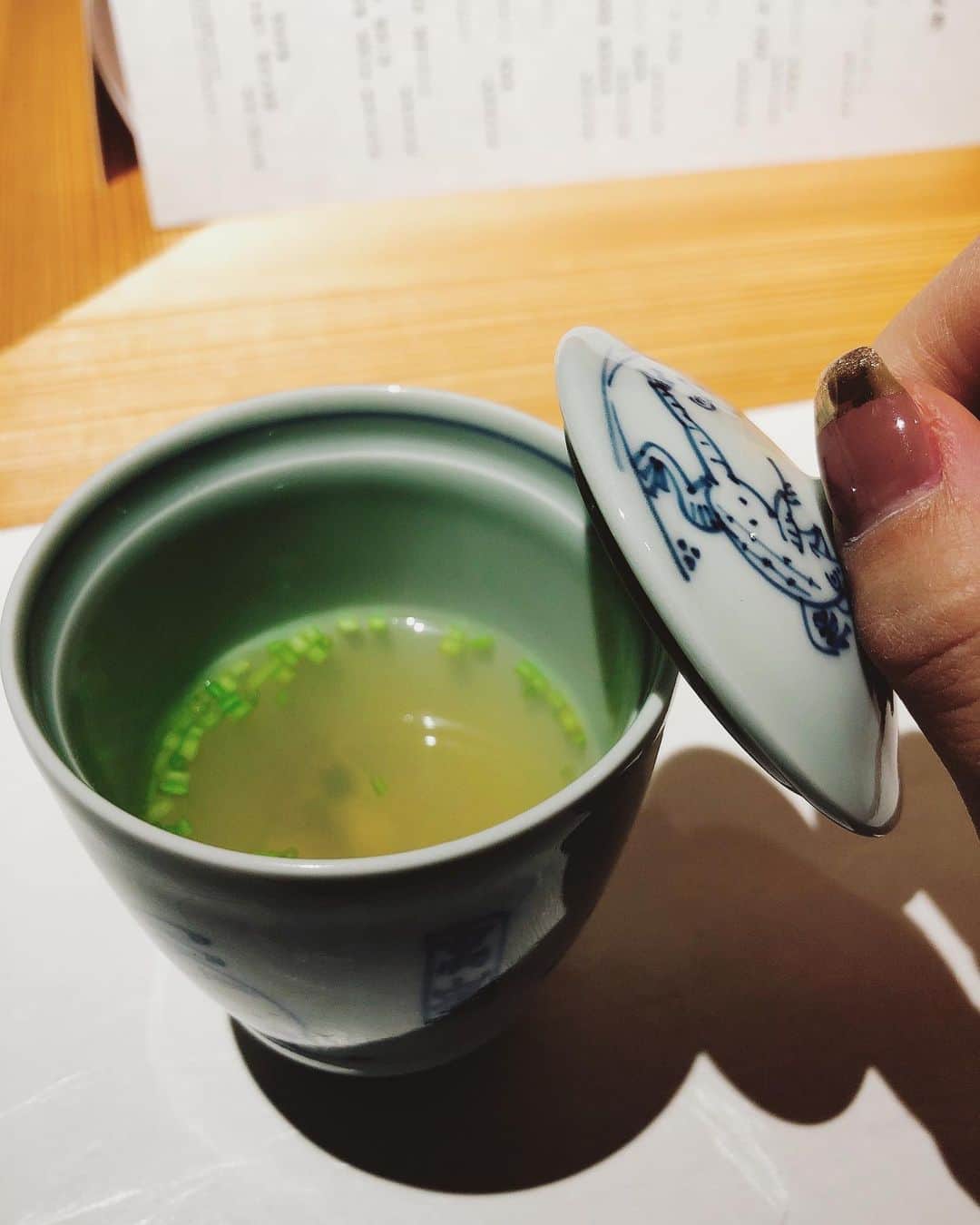 ミカさんのインスタグラム写真 - (ミカInstagram)「.  10月1日オープンした  鮨かうと (@sushi_kauto ) よっちゃん(@fujita_yoshimi )に お誘いして頂き 2人で女子会してきたよ☺︎ . 5800円のコスパが良すぎるコースは １万円以上のクオリティー🥺 . 美味しくって楽しくって 酔っ払って顔が真っ赤っかです。笑 .」12月2日 21時55分 - mikaa1116