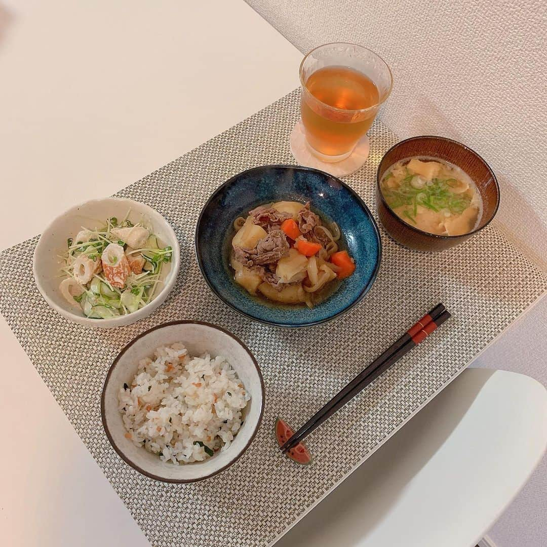 斉藤優里さんのインスタグラム写真 - (斉藤優里Instagram)「ご飯🍚﻿ ・肉じゃが﻿ ・かいわれとちくわの山葵マヨネーズ和え﻿ ・しらすと梅の混ぜご飯﻿ ﻿ 久しぶりの和食♡﻿ やっぱり和食好きだな〜優しい味🤤🧡﻿ ﻿ かいわれとちくわの山葵マヨネーズ和えが﻿ めちゃくちゃ美味しかったのでみんなにも﻿ ご紹介しちゃいます（笑）﻿ ﻿ 胡瓜🥒を薄切りにして塩を﻿ まぶして水気をとってください！﻿ かいわれ　ちくわをいれたボールに﻿ マヨネーズ 山葵 鶏がらスープの素﻿ 白胡麻を入れて混ぜるだけ♡﻿ 簡単さんなので是非とも🙊﻿ ﻿ ﻿ ﻿ #斉藤優里 #ゆったん﻿ #たんたんたんゆったんたん( •ㅈ• )﻿ #ゆったんのお料理日記﻿ #ご飯 #もぐもぐ #🍚﻿」12月2日 21時48分 - yuuri_3ito