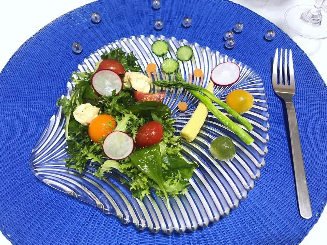 Manaさんのインスタグラム写真 - (ManaInstagram)「🥗🍅🥕 𝑷𝒐𝒍𝒌𝒂 𝒅𝒐𝒕 𝒔𝒂𝒍𝒂𝒅 4年前私が作った、水玉サラダ✨ . ドットをイメージして丸い食材を 散りばめたりしたんだったかな😊 . まわりにビー玉を飾るあたりも丸を意識して♡ . . いま振り返ると、アスパラは茹ですぎやし サラダなので鶏肉もボイルよりはグリルのほうが 焦げ目がついてアクセントになって美味しそうだなぁと考えたりして… . 前より少しだけ、成長できている気がしました🥸💕 . . そうやって進化した自分を褒めてあげることも大切！💗 . . . 今日デビューされたNiziUさんの新曲を聴いて "一歩ずつでもいい進め” その通りだなぁと思った日でした🐶♥️ . . 今日も一日お疲れ様でした💐 . . . #管理栄養士 #栄養士 #料理研究家 #収穫の秋 #食欲の秋 #ビタミン補給 #おうちごはん #簡単ごはん #サラダ #オードブル #サラダプレート #野菜たっぷり #お皿好き #食器好き #管理栄養士ごはん #ささっと飯 #いただきます #niziu #stepandastep #いい曲」12月2日 21時49分 - mana.tcy