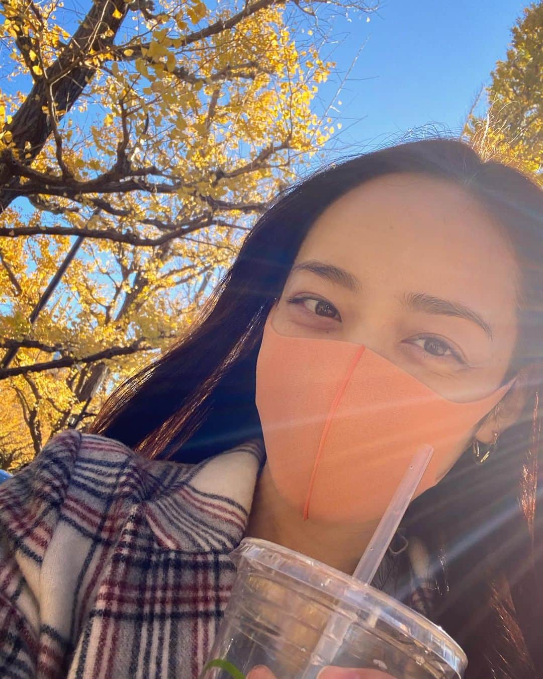 我謝レイラニのインスタグラム：「つい数日前まで秋だね〜🍂と思ってたけど‥いつのまにか12月になってたし今日とか寒すぎだし、もう冬だね。 今年はゆっくりのんびりしてたよーであっとゆーまな1年だったけど、2020年もあと1ヶ月充実した日々を送ろう(๑•̀ㅂ•́)و✧ クリスマスケーキは予約したし、クリスマスツリーも出したし、サンタさん来てくれる準備はもうできてるよ🎅🏻笑笑 早くクリスマス&新年来ないかな？笑 ちなみに、、、来年私は年女です🐮ウシシ( ´艸｀)」