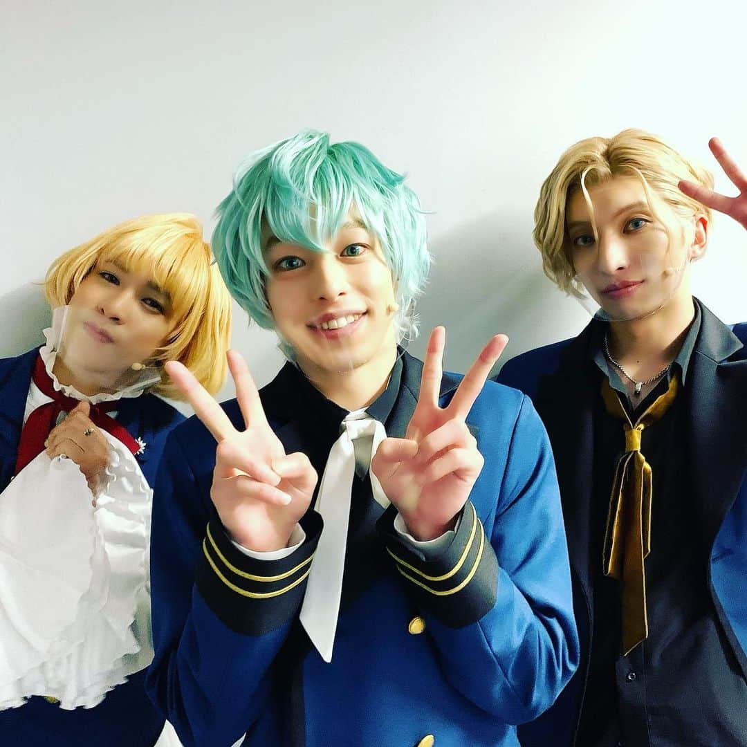 三好大貴のインスタグラム：「舞台「Gem Fragments」初日が無事に終演、 御来場誠に有難う御座いました。  Twitterには書ききれなかった事を少し…  このご時世。稽古の段階から不安との闘いで、本番を願いつつも本当にできるのか。カンパニーから陽性者が出てもおかしくはない。お客様は劇場に来てくださるだろうか。そんな想いの連続でした。  でも今日、初日を無事に迎えられて。  この作品と、なによりお客様から''信じる事の大切さ''を再確認させてもらえた気がします。  本当に本当に感謝です。  無事に千秋楽まで駆け抜けられますように。 #ジェムステ #ジェムフラ」