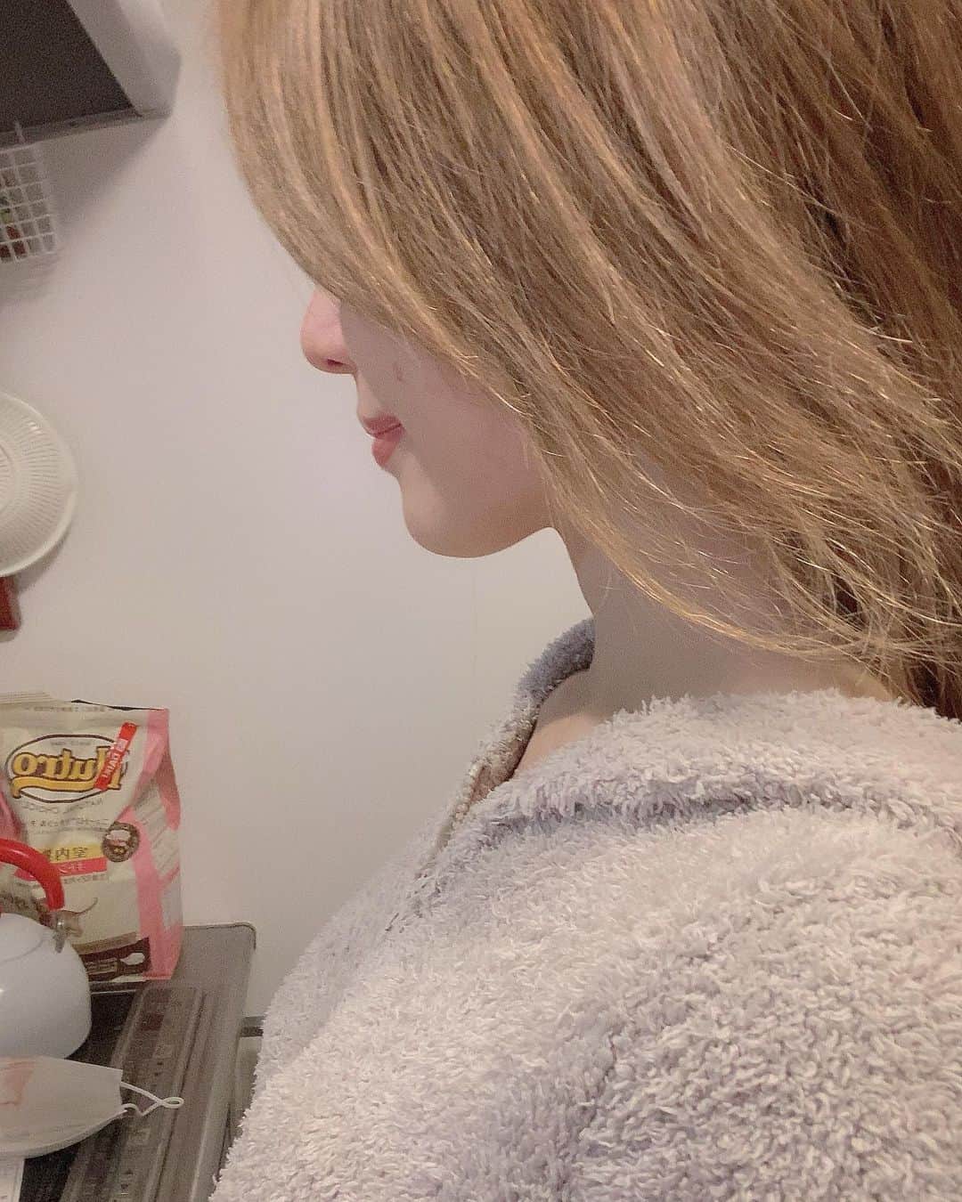 dj..琴さんのインスタグラム写真 - (dj..琴Instagram)「全て無くなるのはなんか寂しくて。 もーいいやって思っても消えてくデータを結局は必死に追いかけて。。いや消せば消すほど終わる。。消さなきゃよかったーって時にはすでに遅し！いつも琴ってタイミングミスってる笑 気にするなって思うかもしれんけど気になる。結局、終始つかんごとなっとる。んな事より自分の生活心配しろよってな！！雨もおるしね。 まーでも琴の勘はだいぶオーバーに考えてるが外れてはないはず。。 えっ？！って事の積み重ねでいい刺激ですはい。現実を受け止めれない事もある😂てか色々悲しい。琴っていう人間をなんの価値とかもなく接してくれる人っていたんかなって。そもそも人ってなにかがないと接さないものなん？って。理解に苦しむ。大人怖い。 って感じで琴が消える前に自分の頭の中の思い出ぐらい上書きしとこうって思って久々の投稿をする琴でした☺️ #琴は琴 #のっとりにはお気をつけください 。 ただスマホを落としただけなのにって感じよ😂 落としものに気づかないのが琴。 まじやばいよね！笑 携帯のウイルスに自分までもが感染してる😂重症化してます。信じてくれんようなことばっかりで琴が言っても琴がおかしいって言われるだけなのが辛い。」12月2日 21時52分 - koto5555