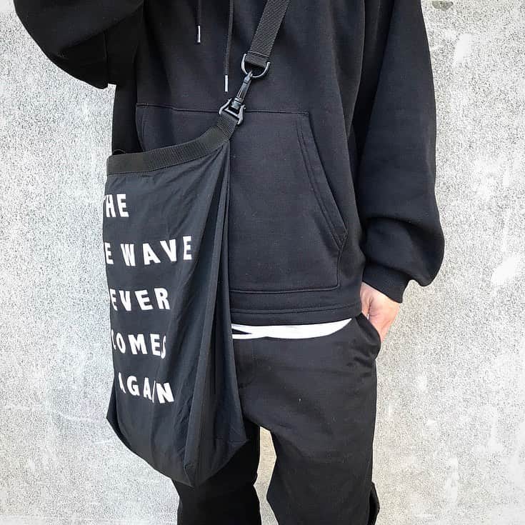 Ayumuのインスタグラム：「ジム帰りの全身GUブラックコーデ🖤 なんとかパーカーがツボすぎて全色コンプリートw WESTのECO BAGはもっとおすすめwww #ecobag #eco #エコバッグ #gu #ジーユー #ジーユーコーデ #ブラックコーデ」