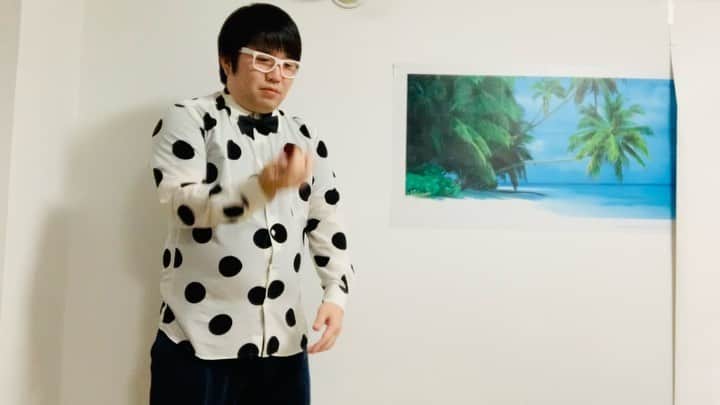 のインスタグラム：「ボヨンボヨンヨーヨーチャンネル YouTubeライブ配信ありがとうございました！『スプリット・ジ・アトム』 比較的覚えやすいトリックではありましたが、2回ミスりました。ただ最後には決めましたのでよかったよかった。 撮り直したよ。 #ボヨンボヨン  #ヨーヨー  #YouTube #ライブ配信 #チャンネル登録お願いします」