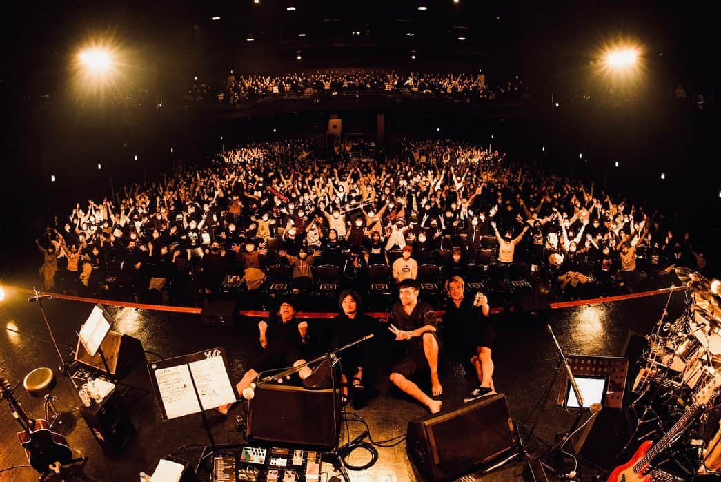 MONOEYESのインスタグラム：「MONOEYES Semi Acoustic Live Tour 2020 全公演終了しました！ 参加してくれた皆様、本当にありがとうございました！！ この大変な1年にいい思い出ができました。 良いお年をお迎えください！ #monoeyes」