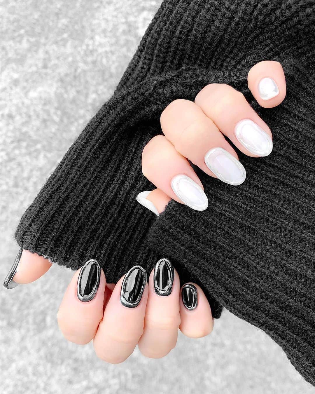 lve_xxxxのインスタグラム：「.﻿ .﻿ ℕ𝕖𝕨 𝕟𝕒𝕚𝕝﻿ ﻿ ﾁｭﾙﾝと縁取りのﾓﾉﾄｰﾝﾈｲﾙ🖤🤍﻿ ﻿ ｾﾝｽ抜群な @_spicenails_ に﻿ お任せしたら間違いなし👍✧﻿ ﻿ ﾏﾂｹﾞも @eyelash_tane に﻿ お任せしたのでちゃんと化粧したら﻿ また載せます😂🖤﻿ ﻿ ﻿ 💅 @_spicenails_ ﻿ 👁 @eyelash_tane ﻿ ﻿ お二人にお任せしたら間違いなし💯﻿ ﻿ 吉祥寺お近くの方は是非に﻿ 行ってみて頂きたい☺︎﻿ ﻿ 遠くても通う価値有りです！﻿ わたしは遠路遥々通ってます🚃笑﻿ ﻿ ﻿ ﻿ #nail #💅 ﻿ #eyelash #ﾊﾟﾘｼﾞｪﾝﾇﾗｯｼｬﾘﾌﾄ #👁﻿ #吉祥寺 #同時施術 #lve_nail ﻿ ﻿」