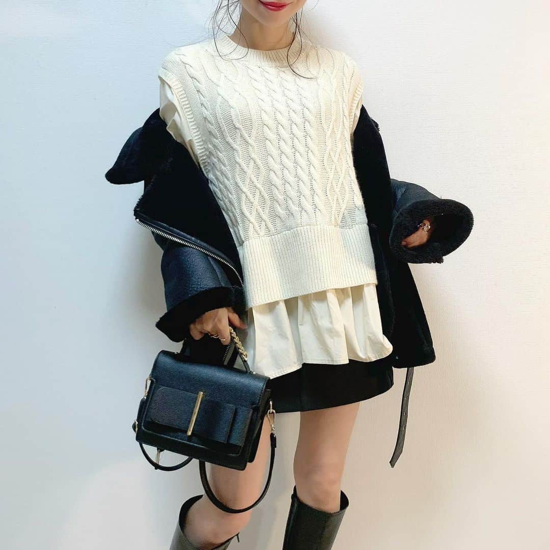 nyaachanのインスタグラム：「* フライトジャケット強めに見えがちやけど、 ガーリーアイテム取り入れたらハードになりすぎず、可愛く着れる🙌 apricotのは、中のファーとか、レザー感とか、高見えで本当におすすめやし、本気であったかすぎて汗かくレベルやから真冬おすすめ💕 * スカート以外ジャケットもニットもカバンもブーツも　@select.apricot  好きすぎ💕 スカートはもう制服レベルで着てるZARA ザラのスカート追加したい🥺 今年は絶対ミニ丈！！ * *  * #ボアブルゾン#ボアジャケット#ムスタンコート#フライトジャケット#コート#アウター#冬コーデ#ミニスカート #instagood#instafashon#今日の服#今日のコーデ#おしゃれさんと繋がりたい#プチプラファッション#プチプラコーデ#カジュアルコーデ#着回しコーデ#大人カジュアル#韓国ファッション#きれいめカジュアル#きれいめコーデ#ガーリーコーデ#おちびコーデ#低身長#パイピングボアコート #秋コーデ#レイヤード#ニットベスト#ブラウス#シャツコーデ」
