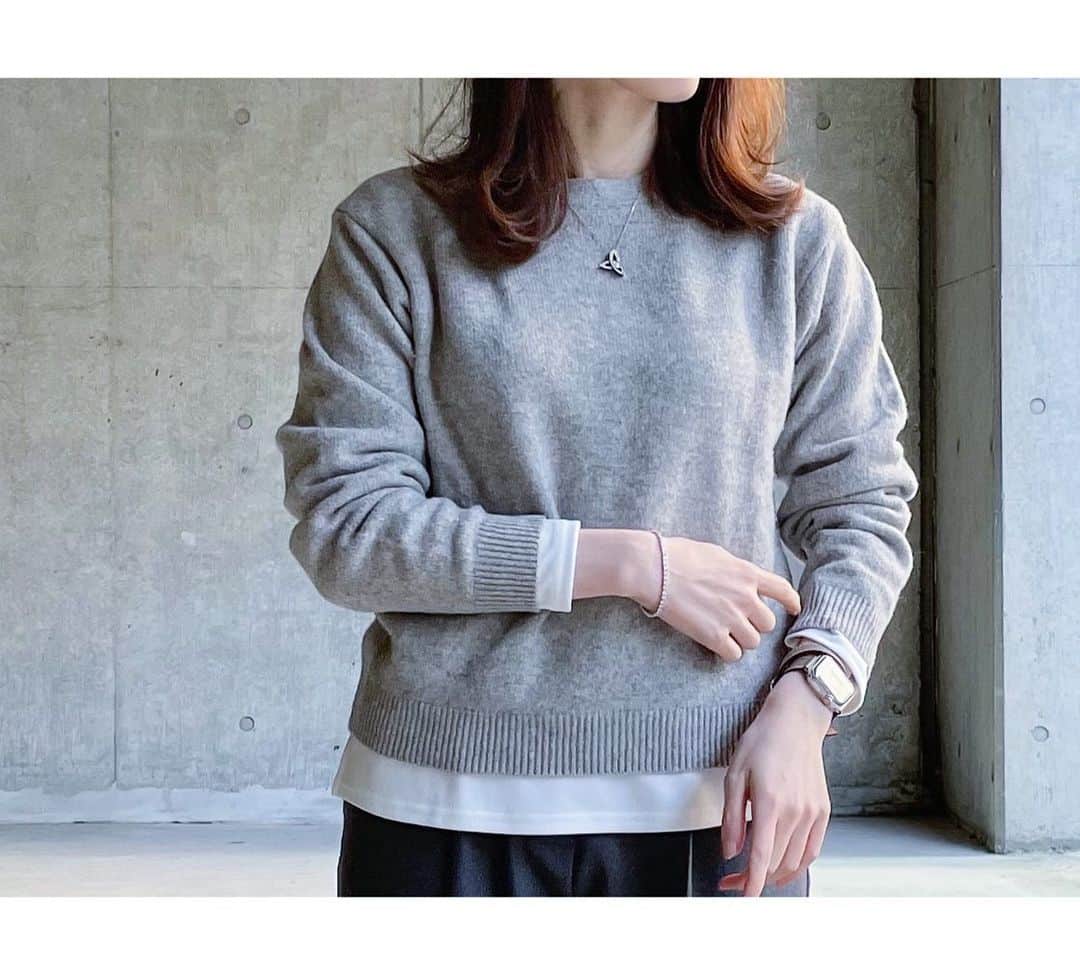 htrkmkさんのインスタグラム写真 - (htrkmkInstagram)「UNIQLO感謝祭で購入した物  安くなったら買い足す！と決めてた プレミアムラムのニット 買い足したのは白ですが 去年？一昨年？の ベージュもずーっと愛用してる♡  オーバーサイズ過ぎず コンパクトすぎない 程よいゆるさがすごい使いやすいし 毛質もフワフワで、洗ってもゴワゴワしない！  カットソーをインナーにする時 Mだと少し窮屈だったので ゆるっと着れるLサイズをチョイスしましたー🎶  アイテム詳細は @htrkmk プロフ欄のブログにて✎☡  ✁┈┈┈┈┈┈┈┈┈┈┈┈┈┈┈┈ #着回しコーデ  #着回しコーディネート  #通勤コーデ #高見えプチプラコーデ  #uniqloコーデ  #ユニクロコーデ  #ユニクロニット  #ユニクロニット族 #プレミアムラムクルーネックセーター  #ロエベバッグ #ロエベハンモック #ハンモックバッグ」12月2日 21時57分 - htrkmk