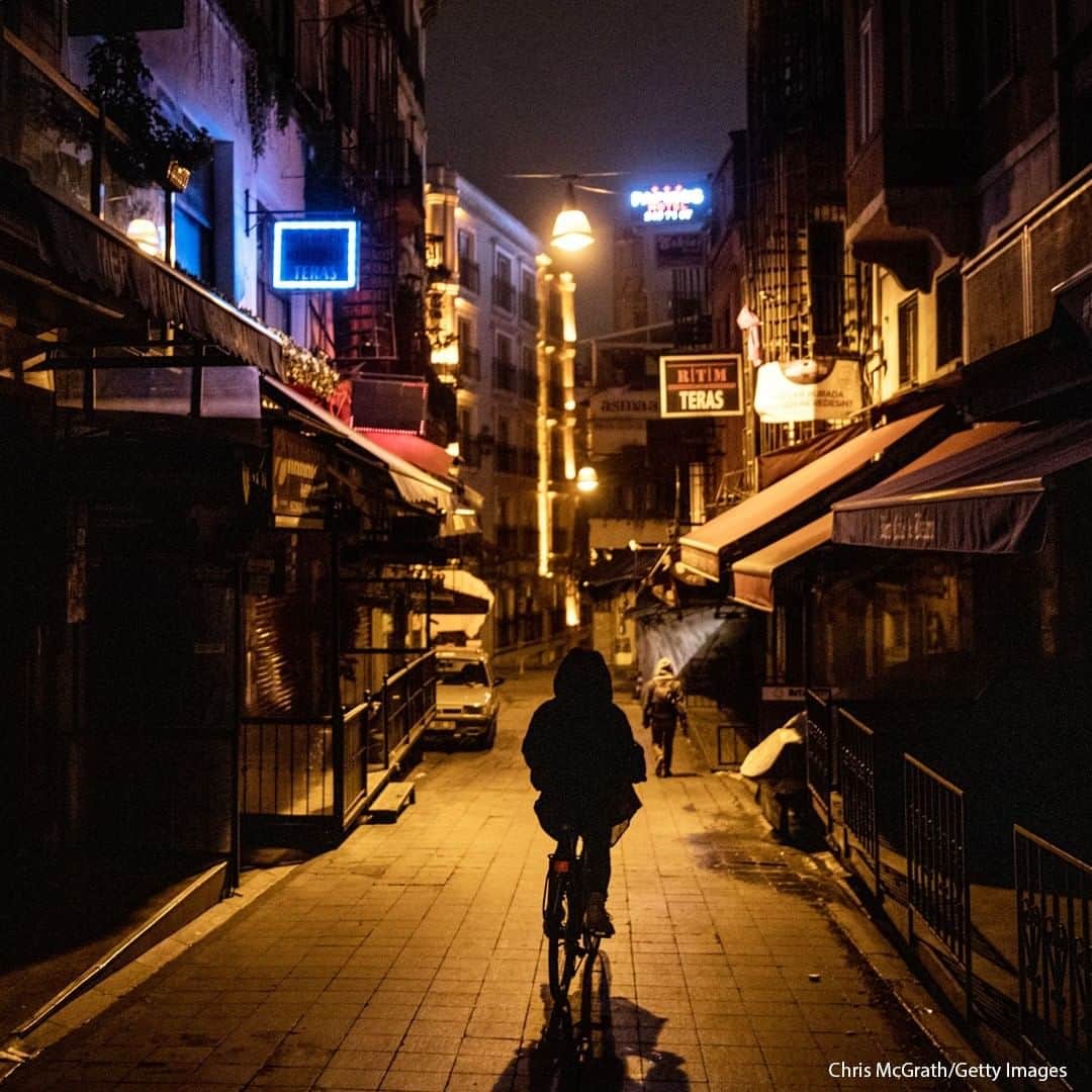 のインスタグラム：「A man rides a bike down a near empty restaurant street as a new weekday curfew comes into effect in Istanbul, Turkey. As Turkey sees a surge in positive coronavirus cases and a rising death toll, Turkey's President Erdogan announced new restrictions including a new weekday curfew and full weekend lockdowns in a bid to combat the rising infections rates. #istanbulturkey #curfew」