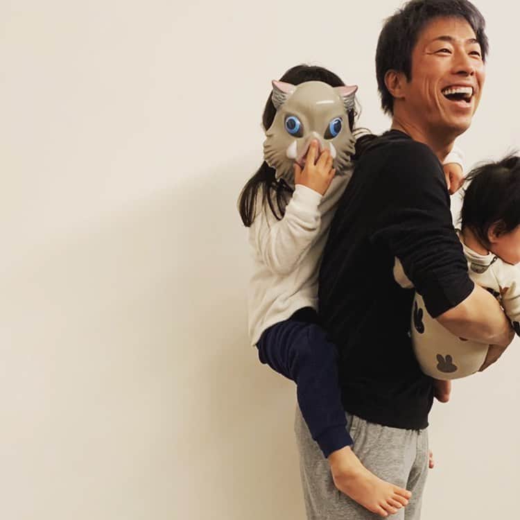 田村淳のインスタグラム：「抱っことおんぶ いつまでくっ付いてくれるか… 噛みしめよう今を^_^  最近抱っこされましたか？  #ヤリラフィー」