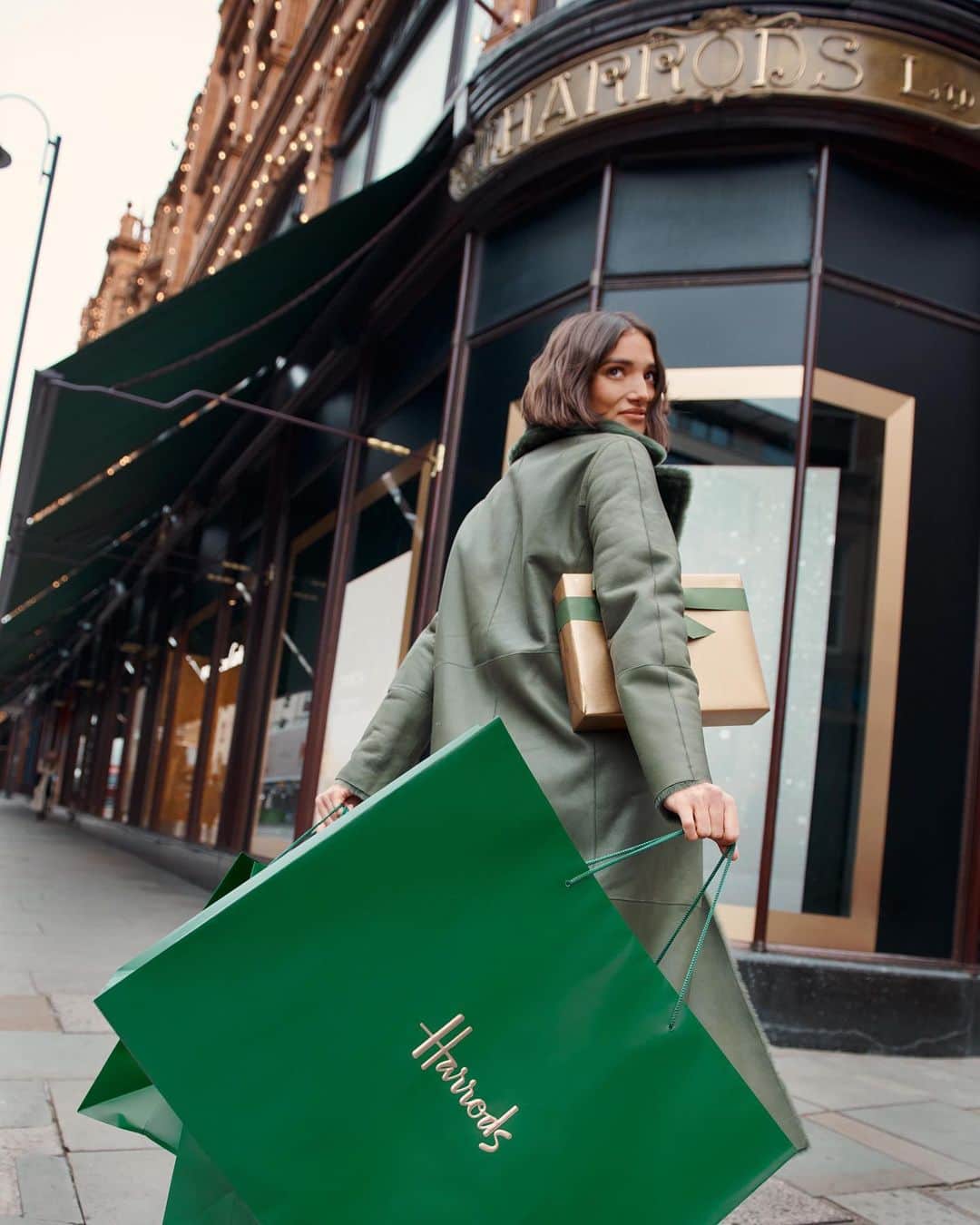 のインスタグラム：「Making up for lost time...   Our world-famous Sale has begun! Shop now via our link in bio.   Can’t make it to the store? You can still shop remotely through our Personal Shopping service and online at harrods.com.   #Harrods #HarrodsFashion」